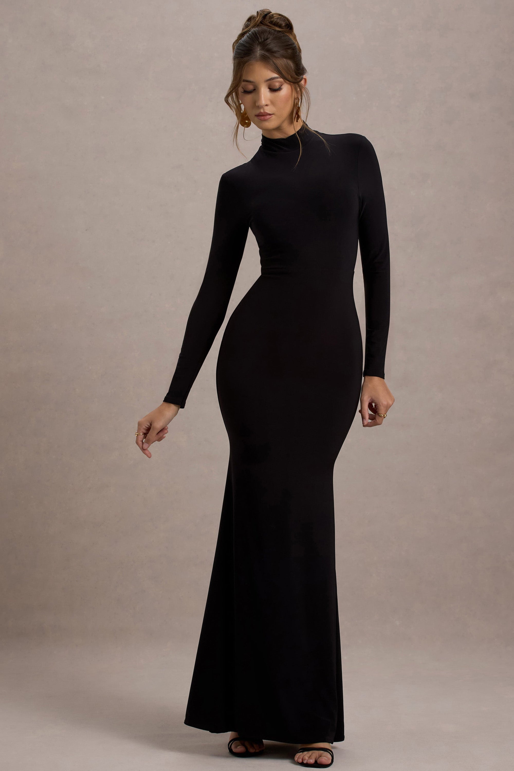Tova | Robe longue noire à manches longues et col montant