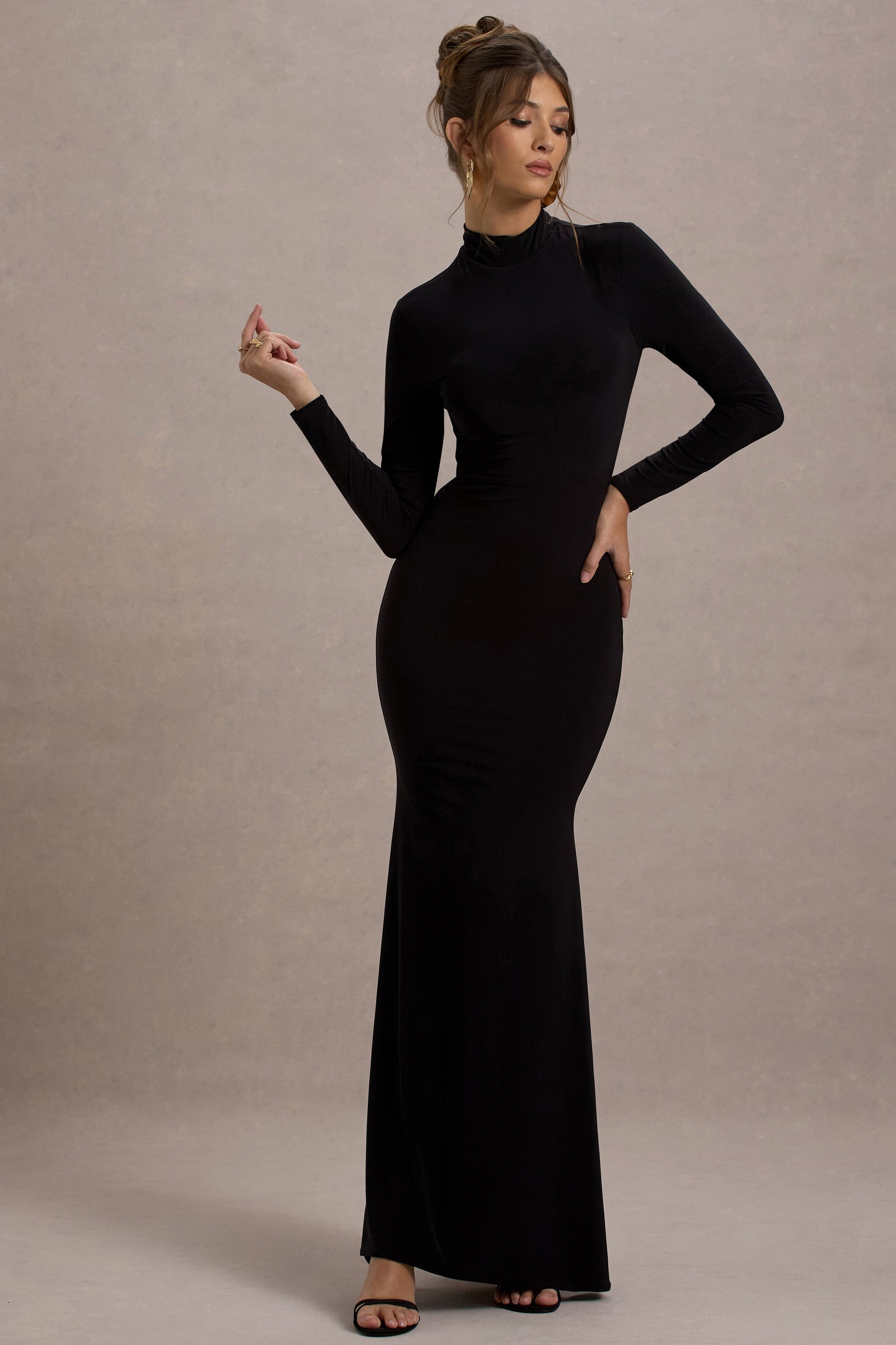 Tova | Robe longue noire à manches longues et col montant