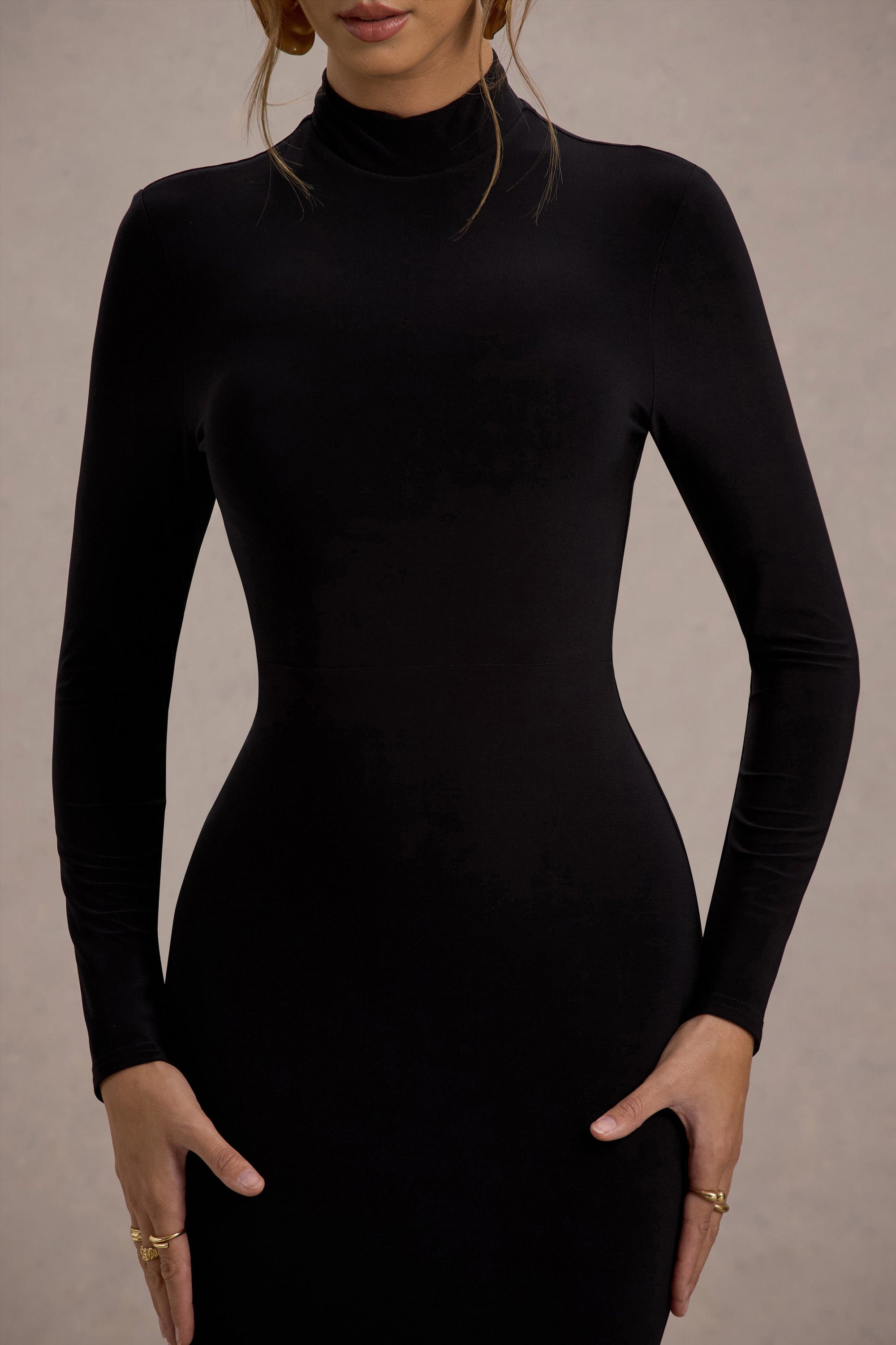 Tova | Robe longue noire à manches longues et col montant