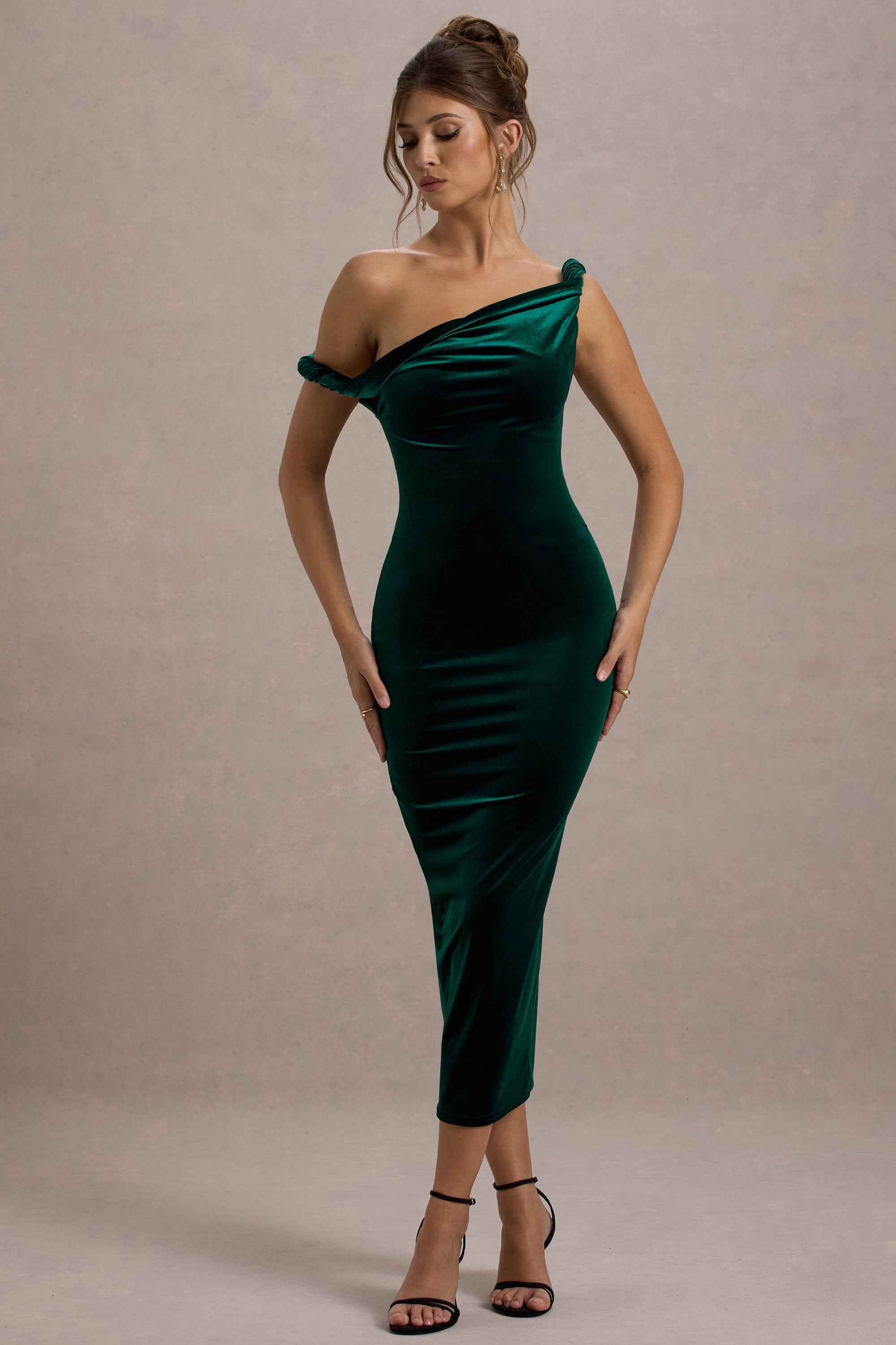 Carella | Robe mi-longue asymétrique torsadée en velours vert bouteille