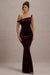 Neeka | Robe Longue Asymétrique en Velours Bordeaux Torsadée