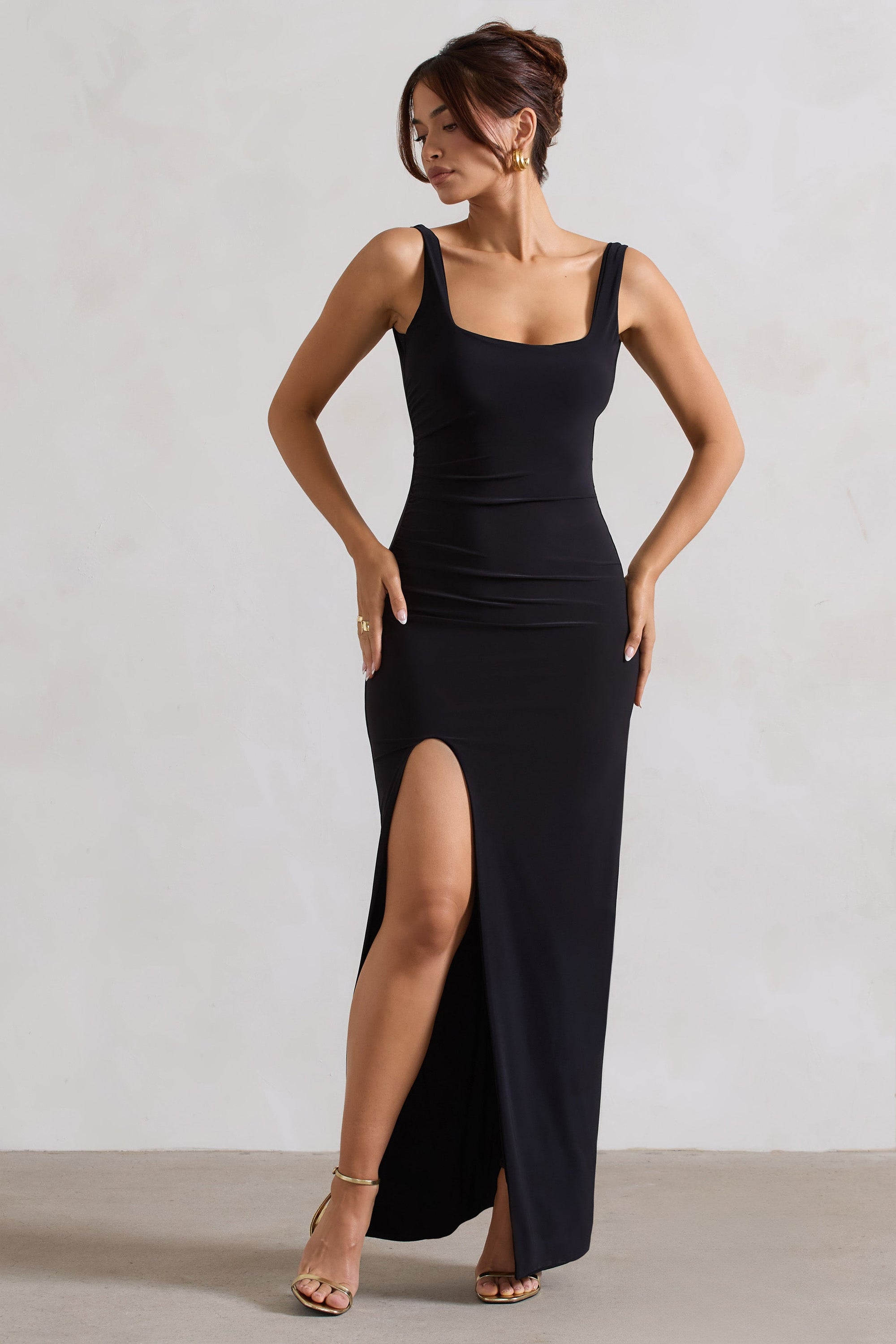 Kate | Robe longue noire à encolure carrée avec dos plongeant et fente sur la cuisse