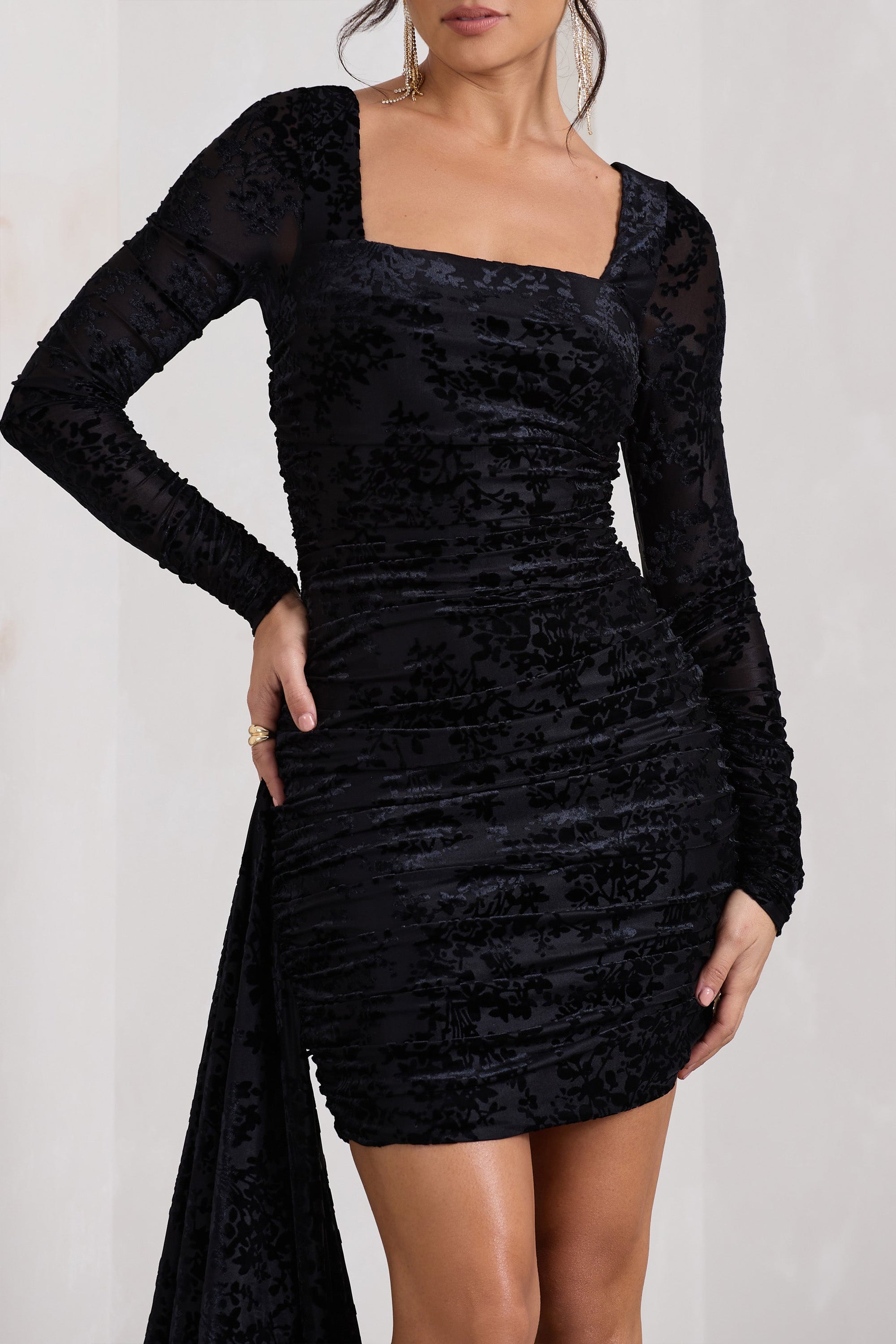 Crimson Cut | Mini-robe moulante en velours noir à manches longues et à cape