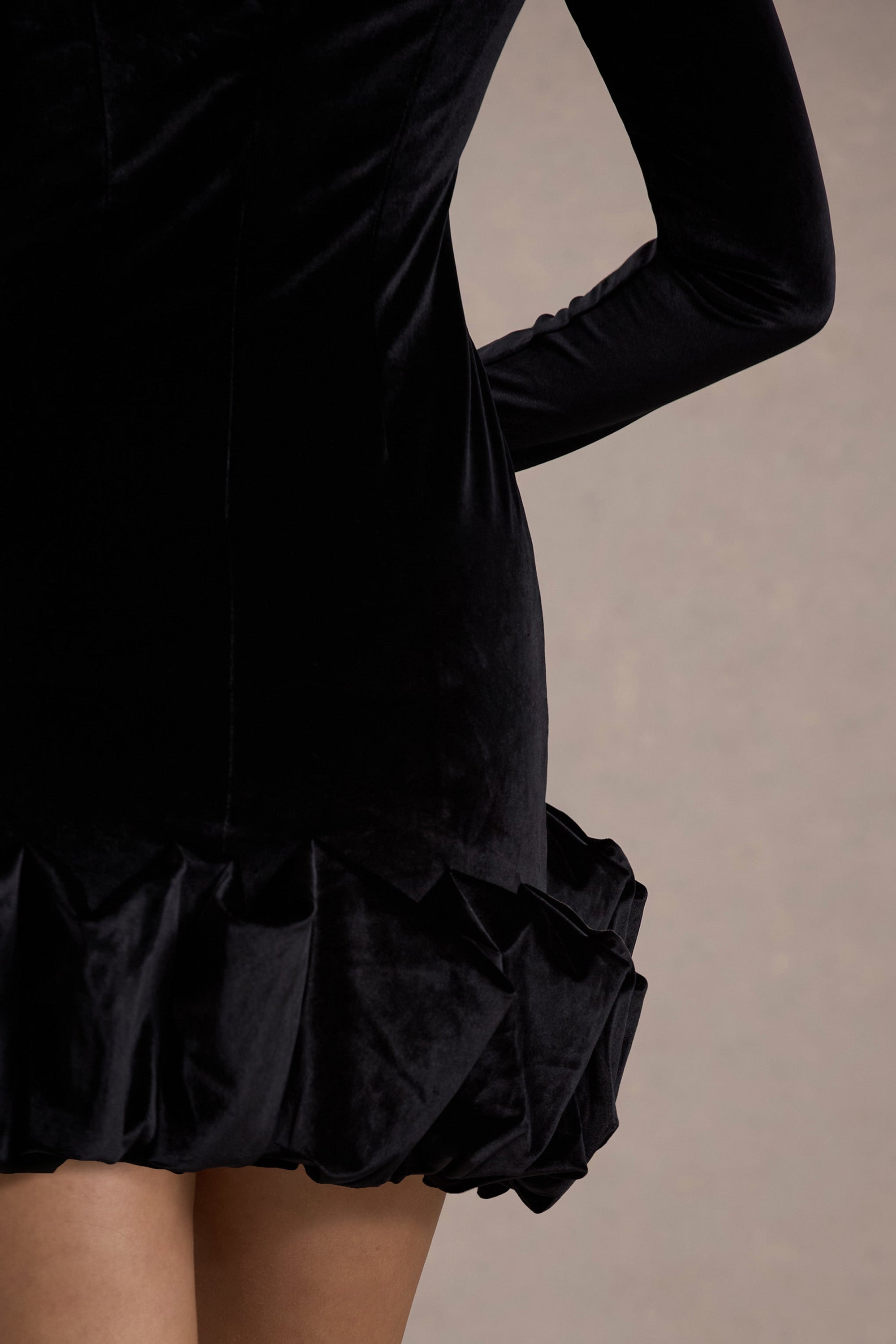 Claudine | Mini-robe en velours noir à manches longues et fronces