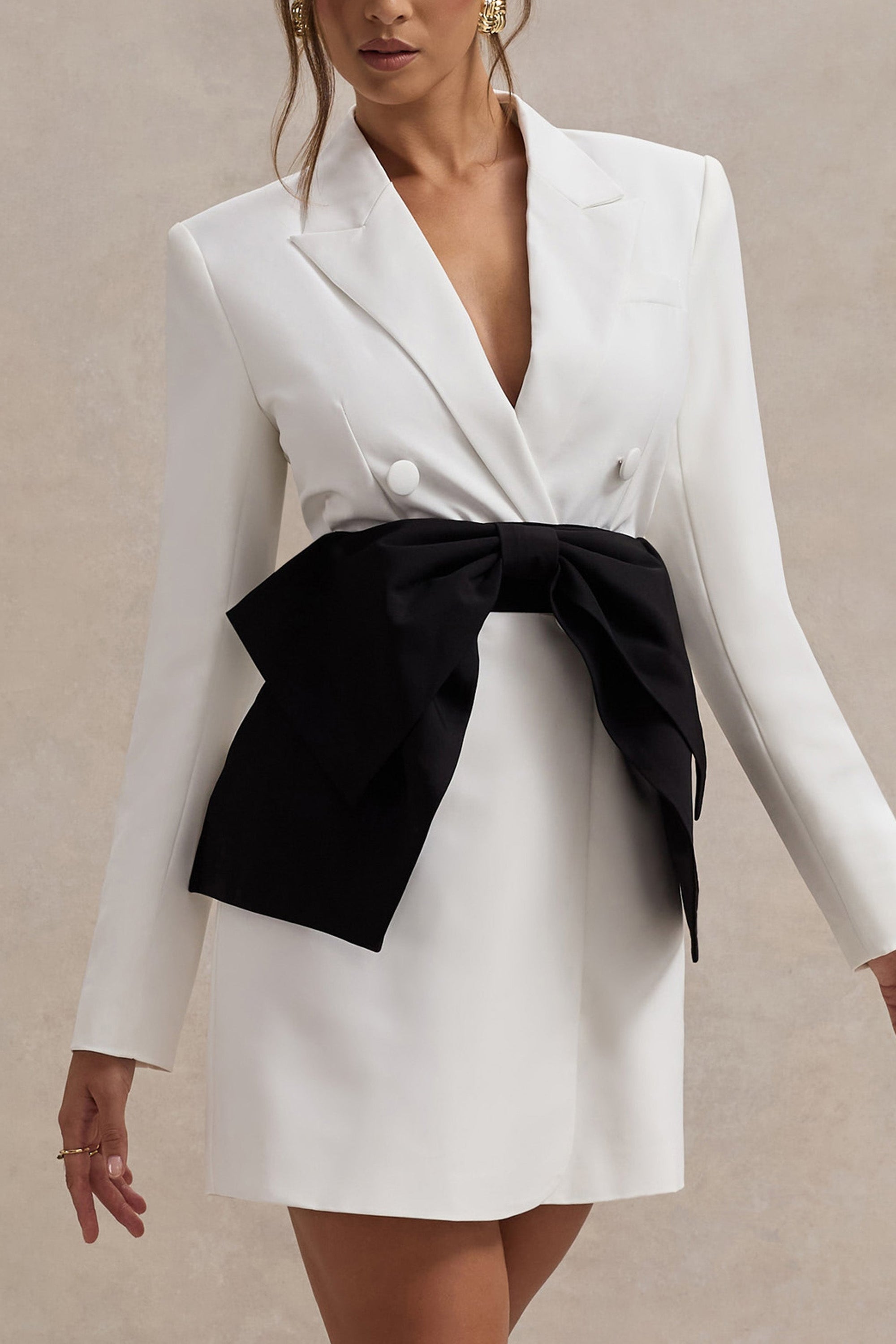 Prized | Mini-robe tailleur blazer blanche avec nœud