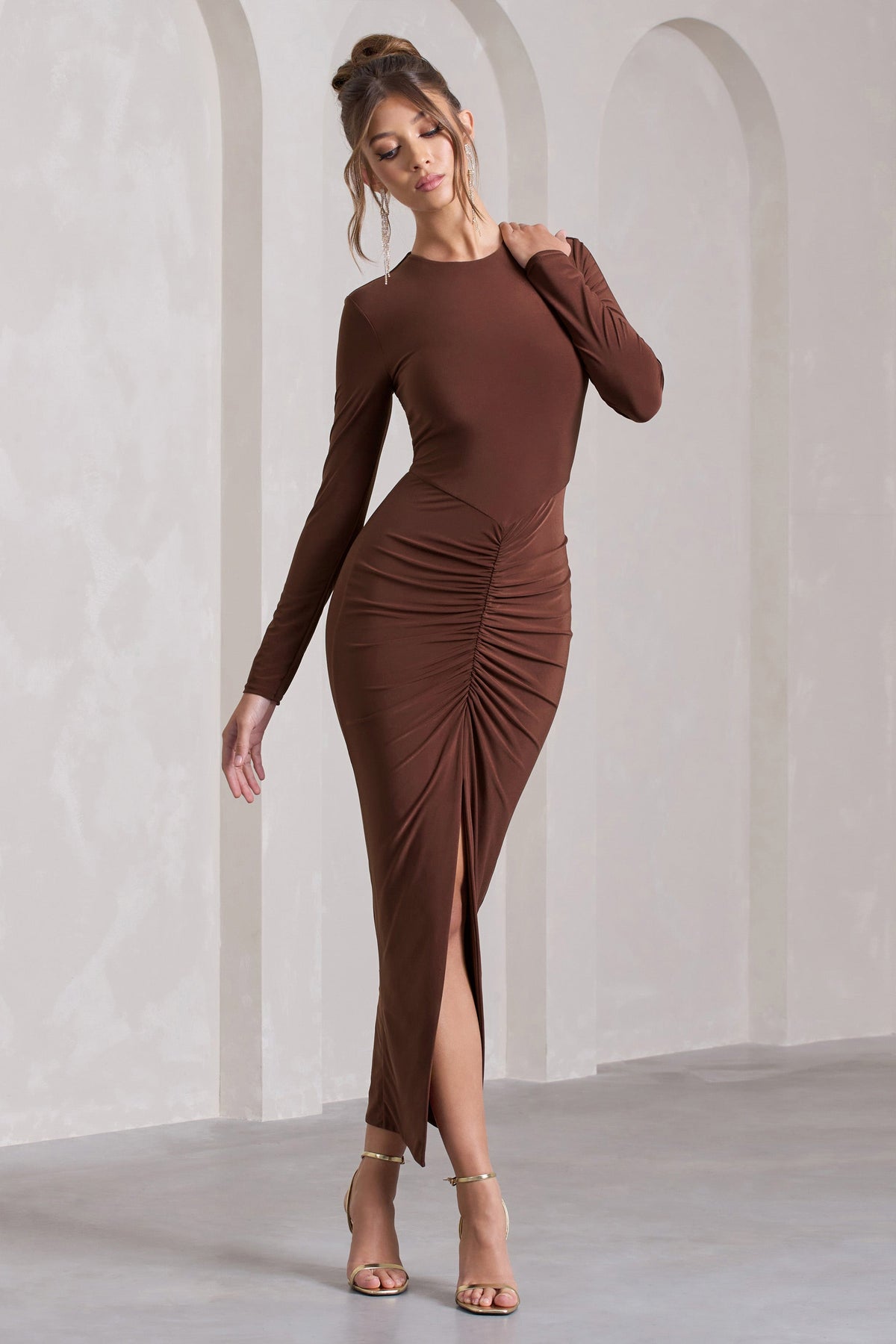 Katy | Robe longue marron froncée à manches longues et fente sur le côté