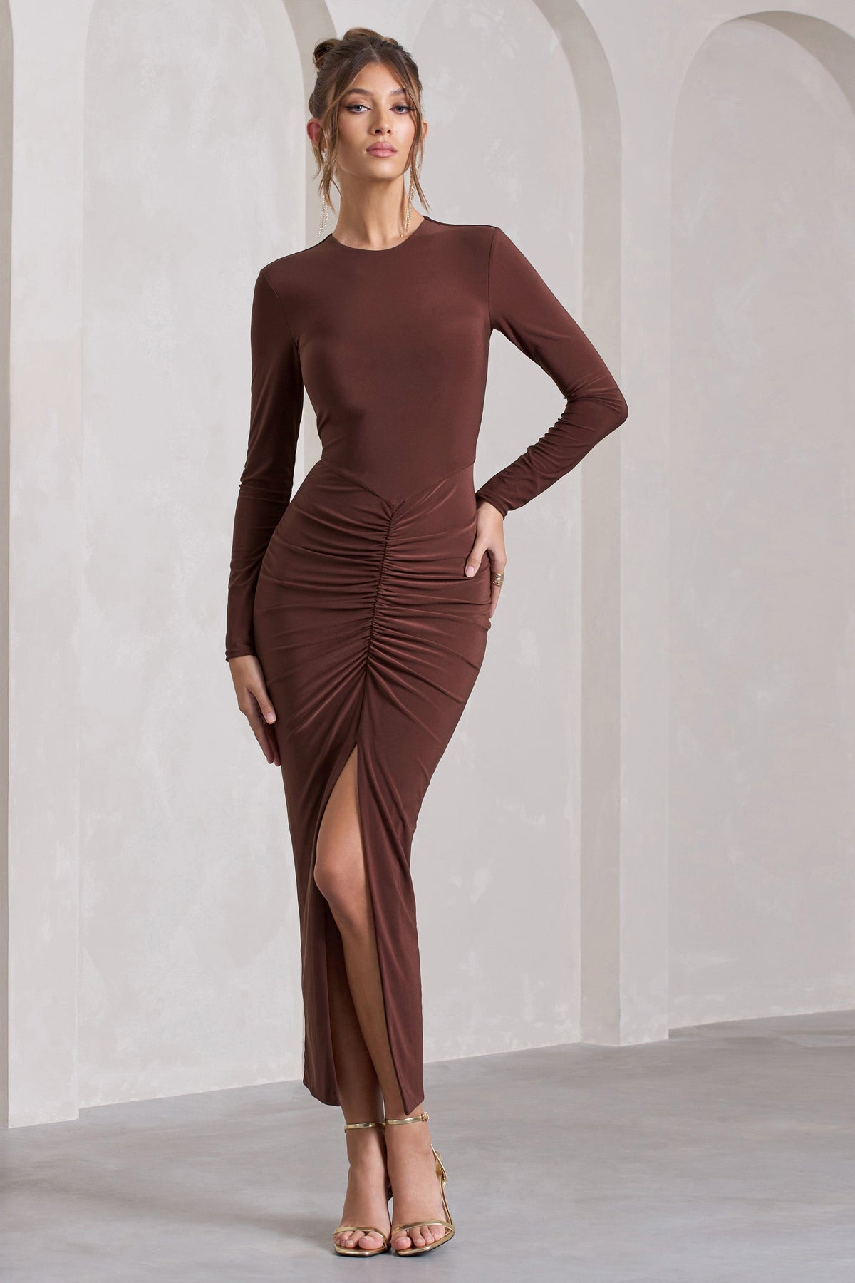 Katy | Robe longue marron froncée à manches longues et fente sur le côté