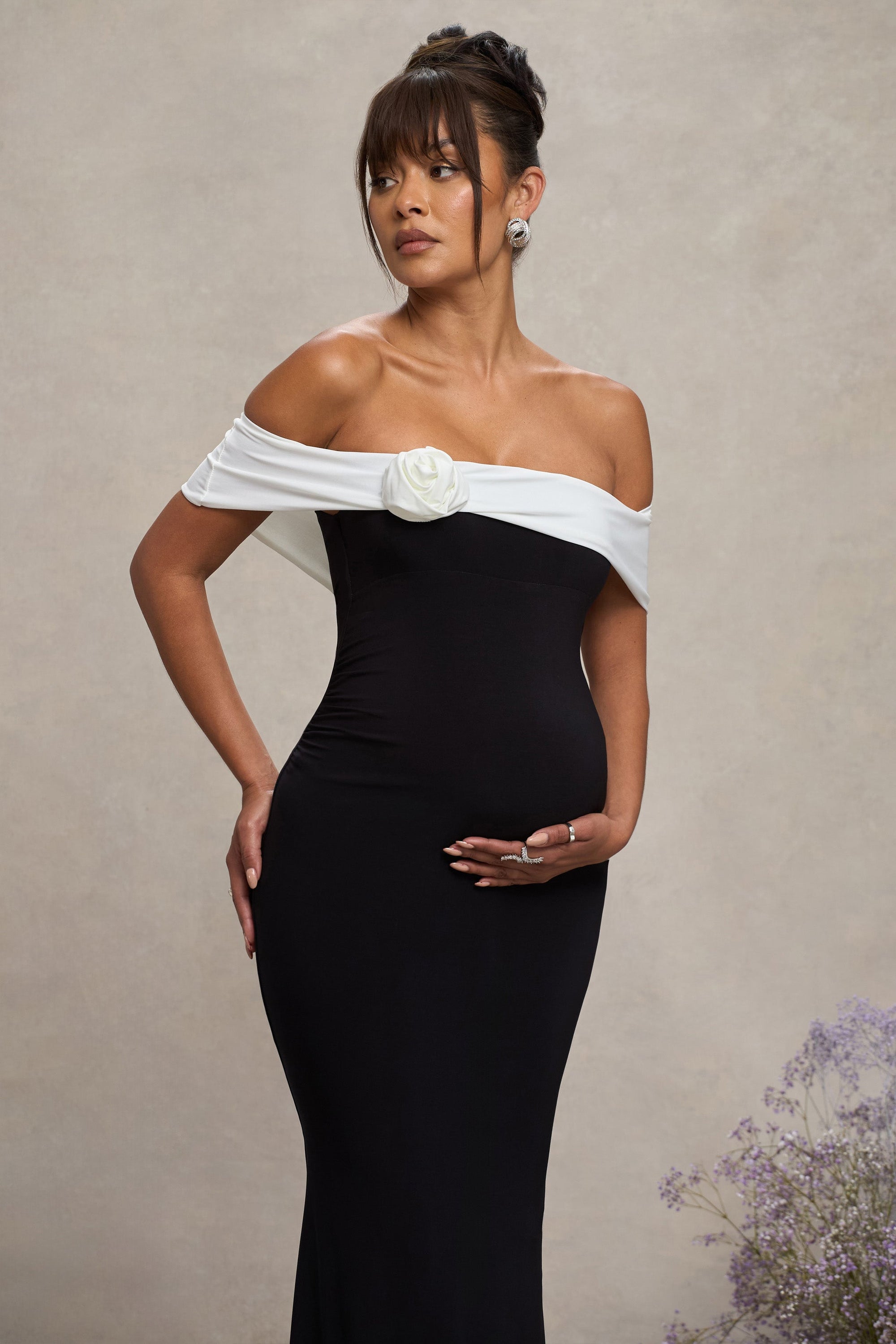 In Bloom | Robe longue de maternité noire et blanche à encolure bardot et fleur