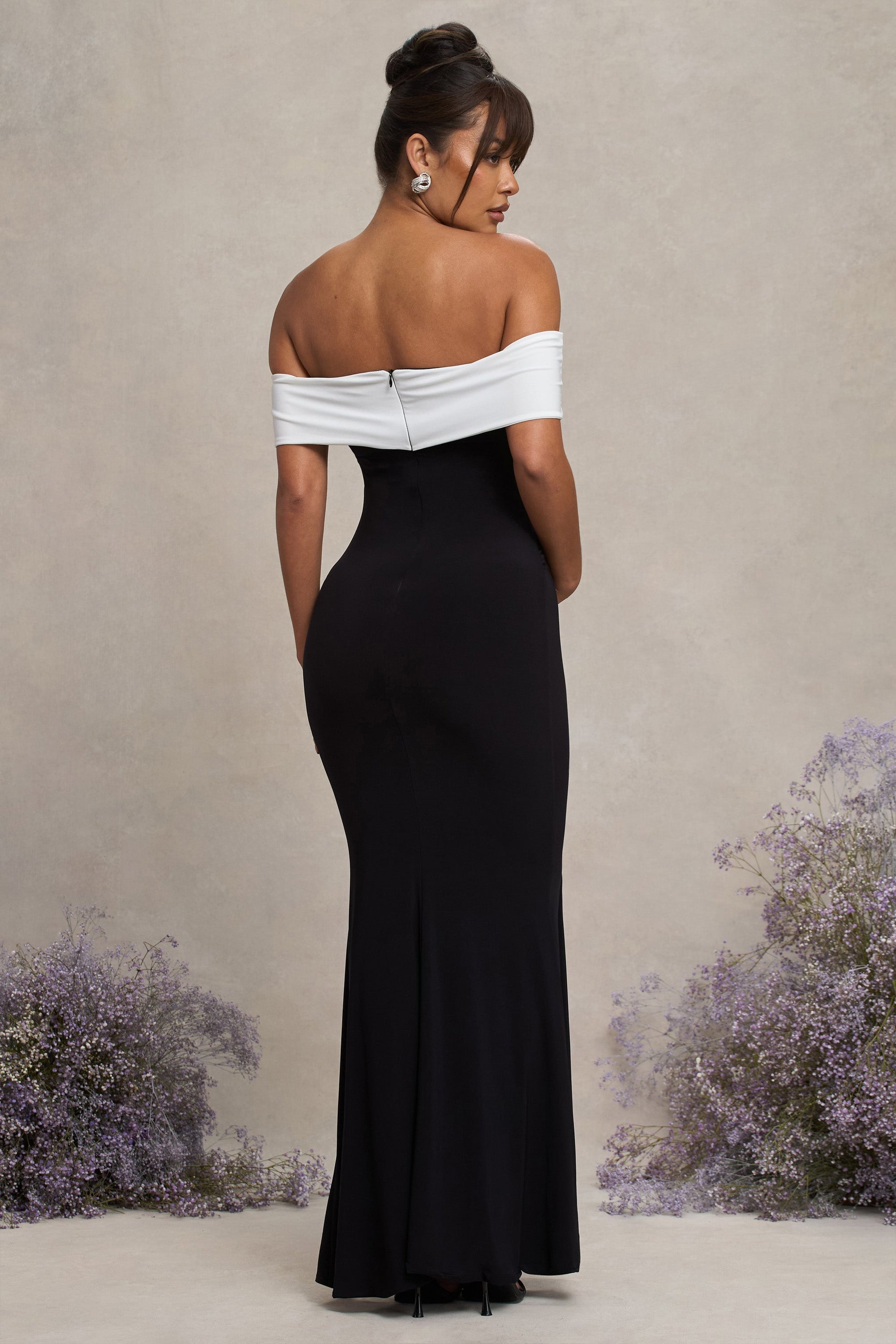 In Bloom | Robe longue de maternité noire et blanche à encolure bardot et fleur