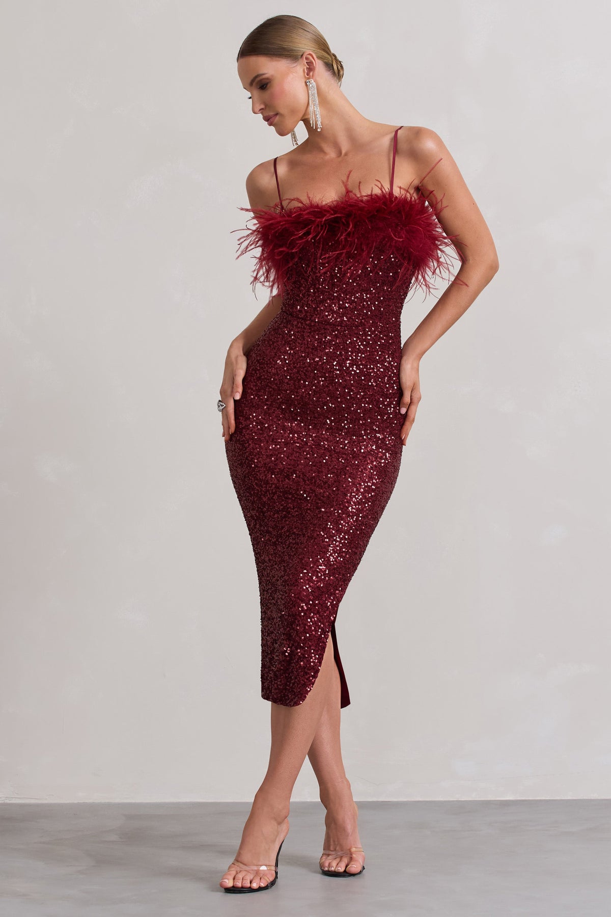 In Your Head | Robe mi-longue en sequin couleur prune à bretelles fines et plumes