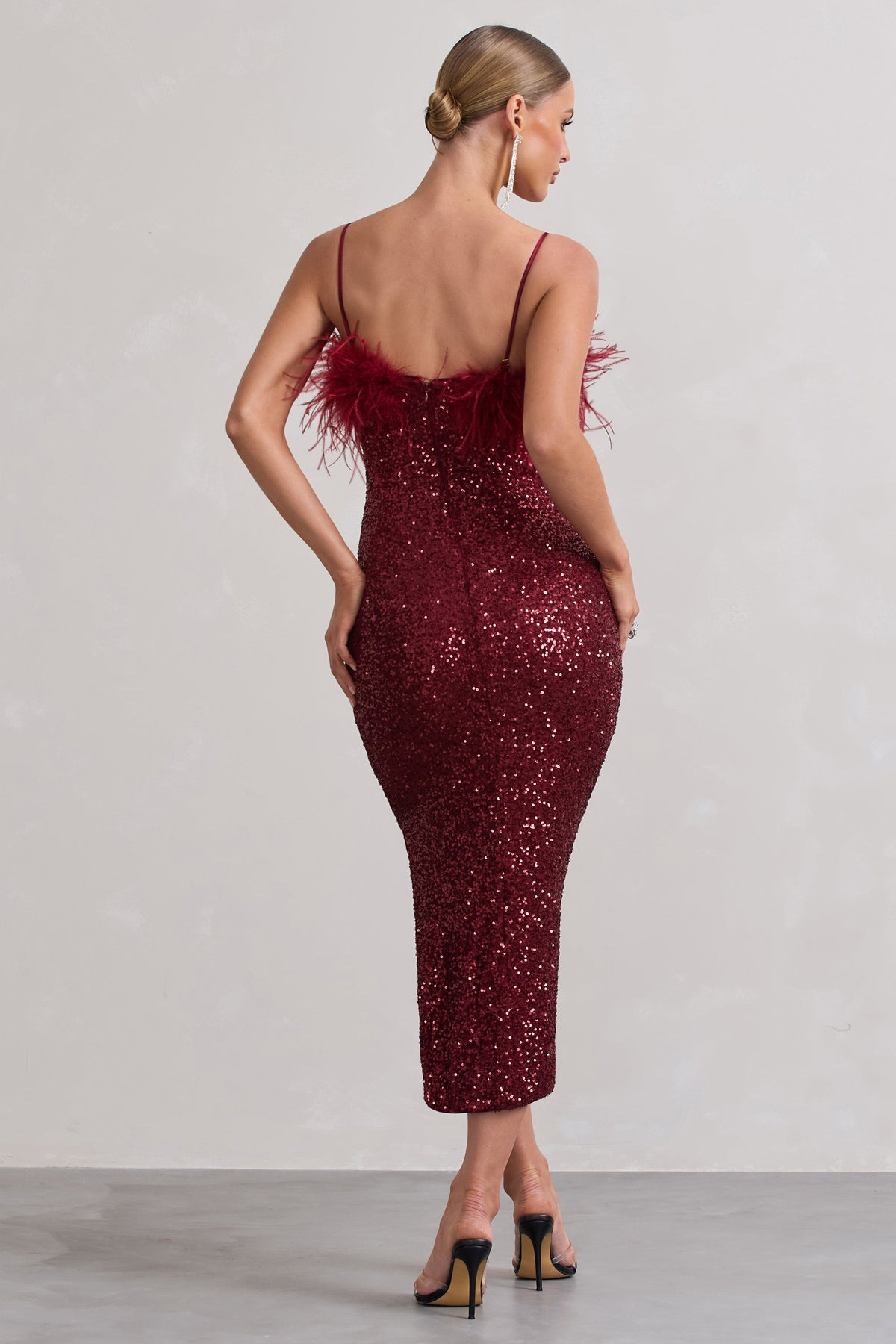 In Your Head | Robe mi-longue en sequin couleur prune à bretelles fines et plumes