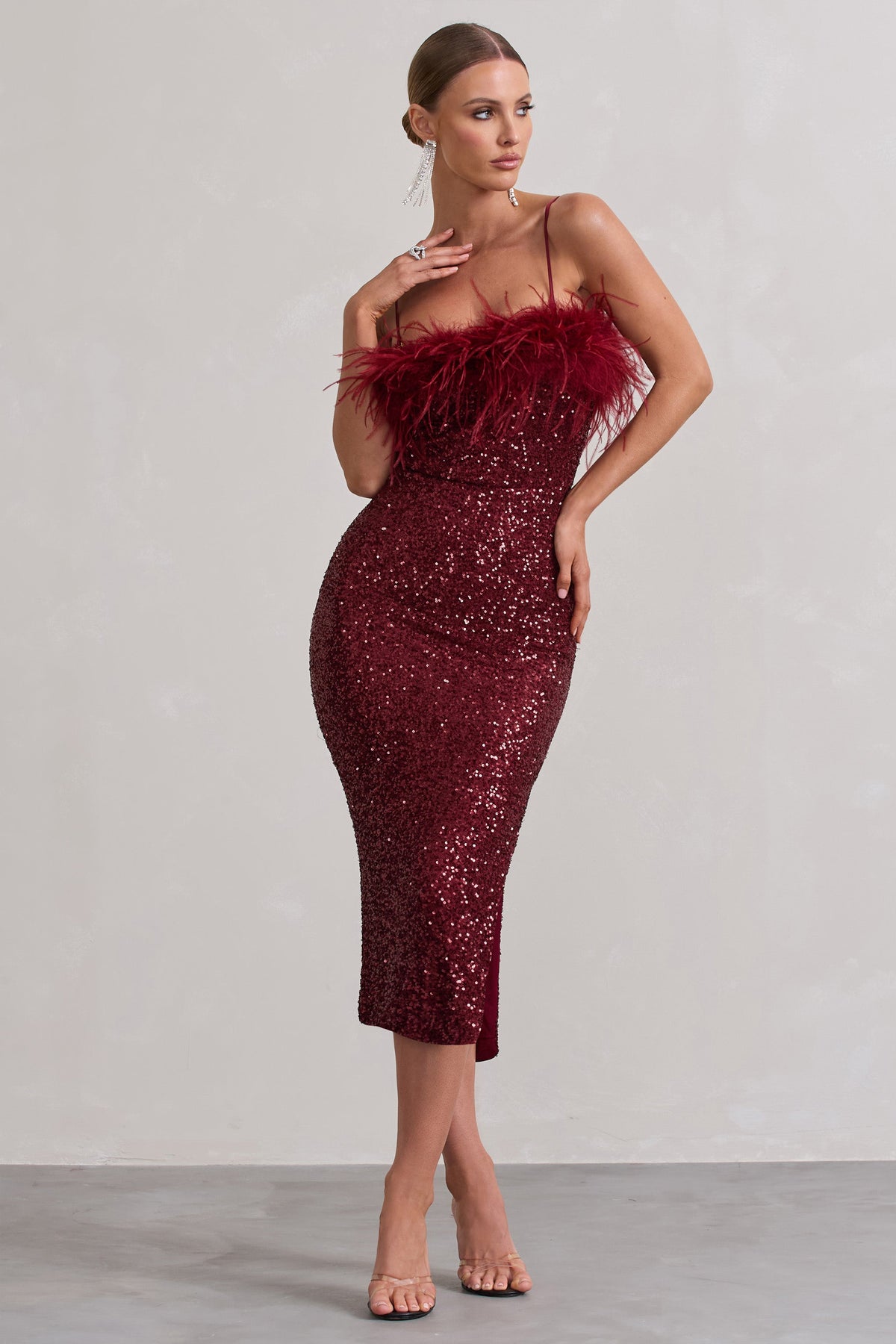 In Your Head | Robe mi-longue en sequin couleur prune à bretelles fines et plumes