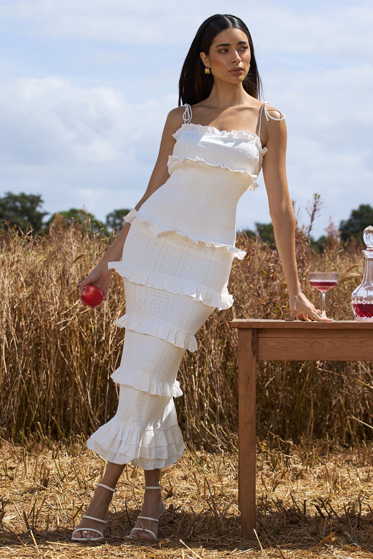 Lauren | Robe longue en broderie blanche froncée à bretelles