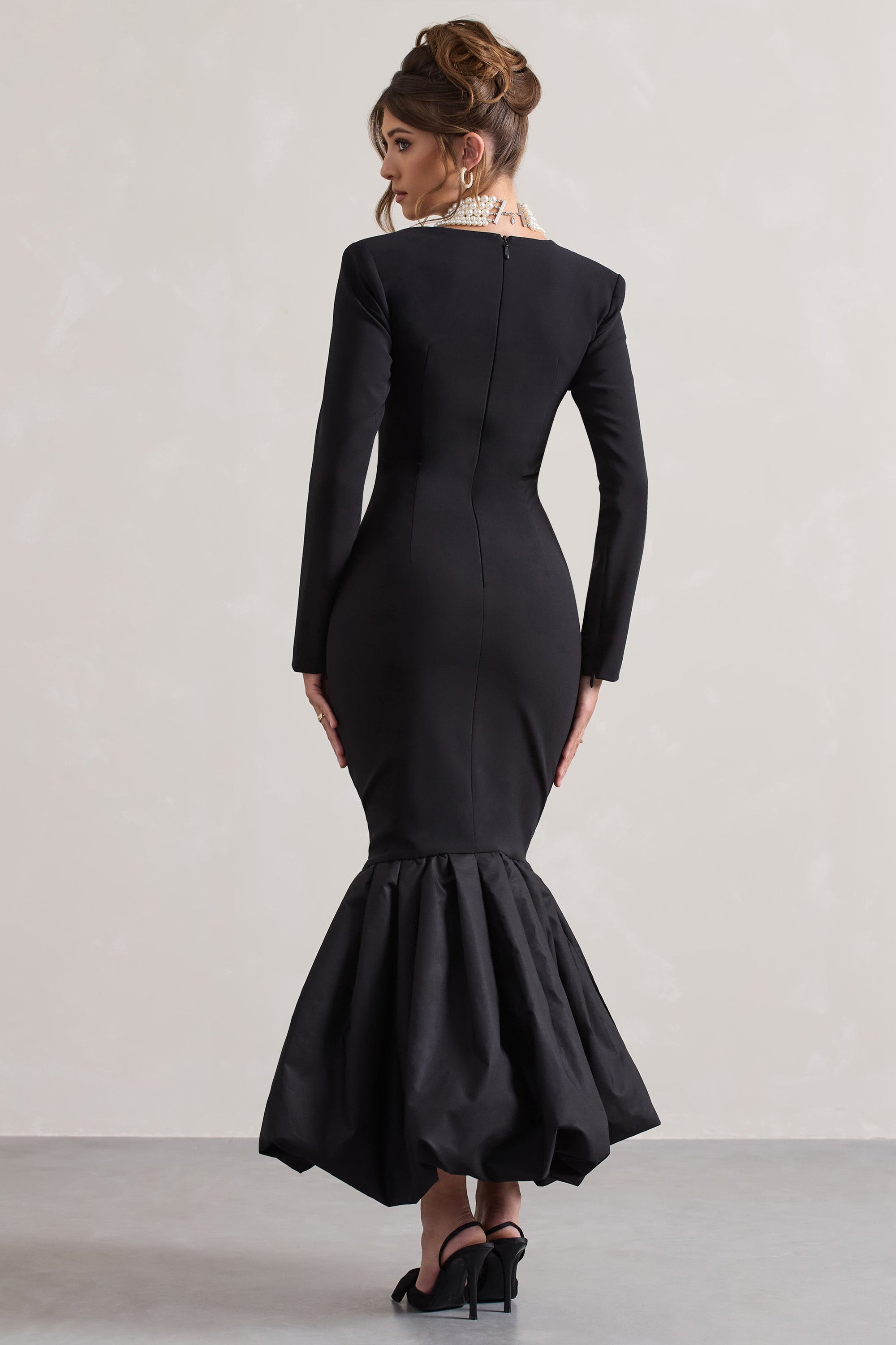 London | Robe longue noire encolure en coeur et longueur volumineuse