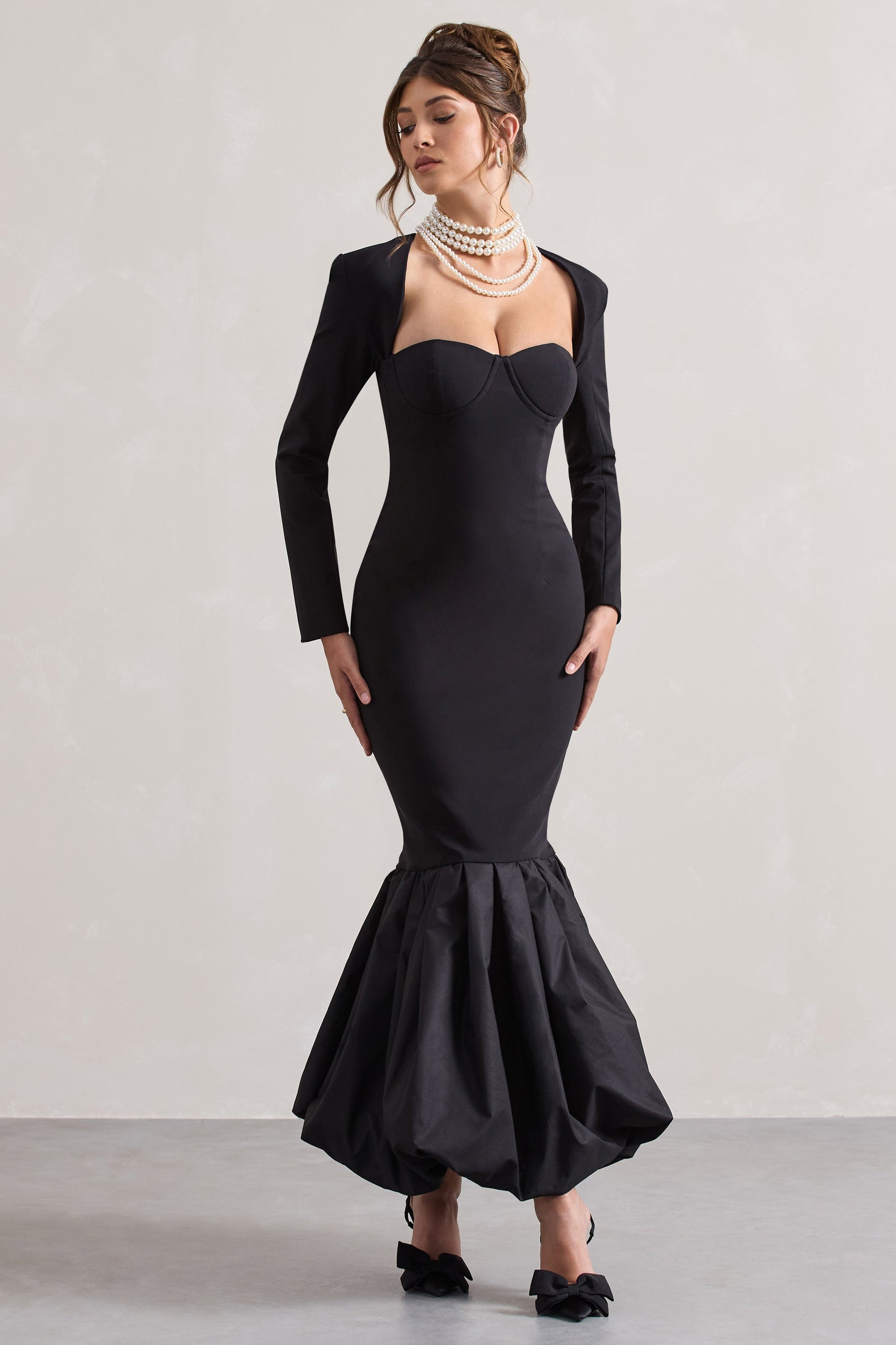 London | Robe longue noire encolure en coeur et longueur volumineuse