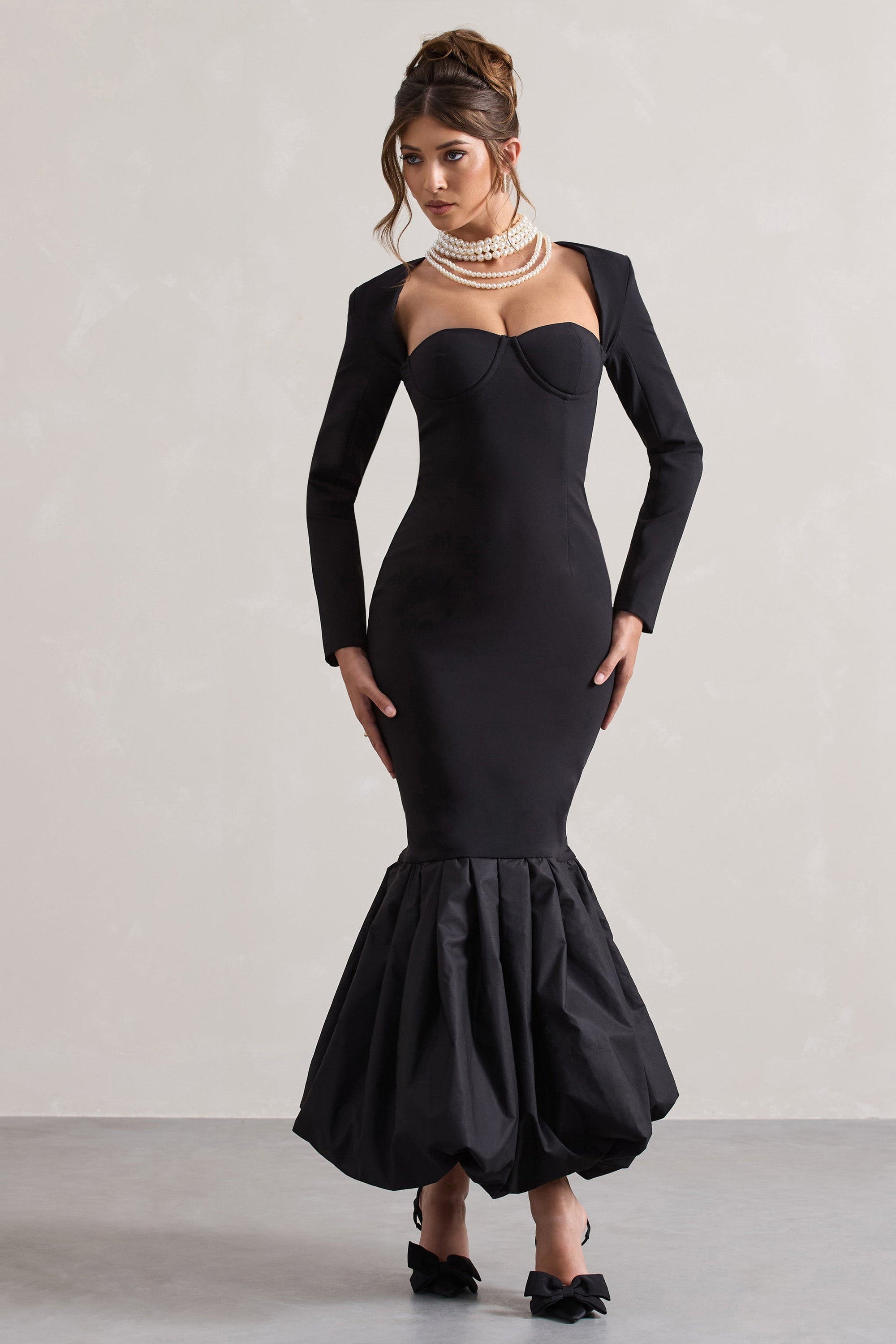 London | Robe longue noire encolure en coeur et longueur volumineuse