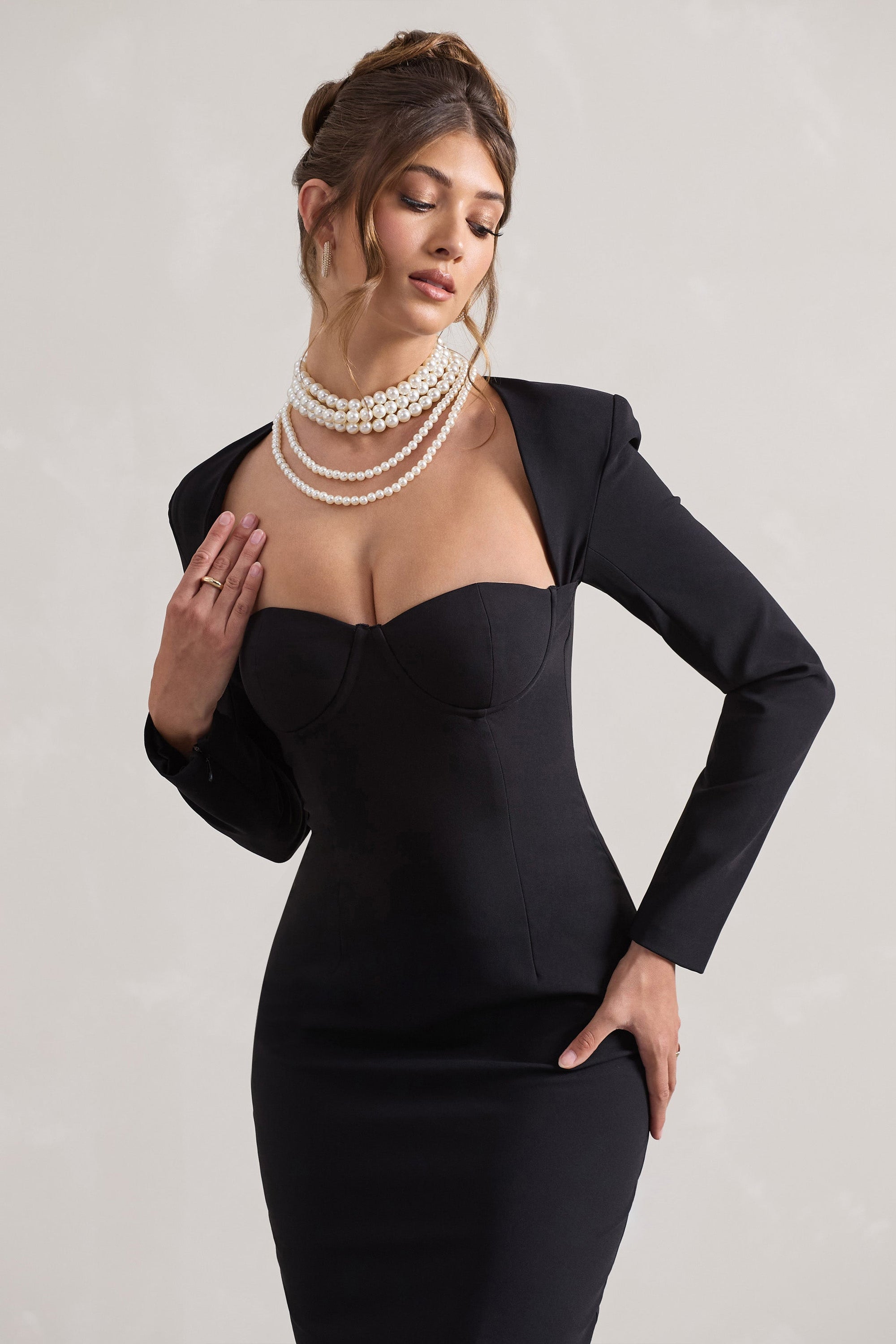 London | Robe longue noire encolure en coeur et longueur volumineuse