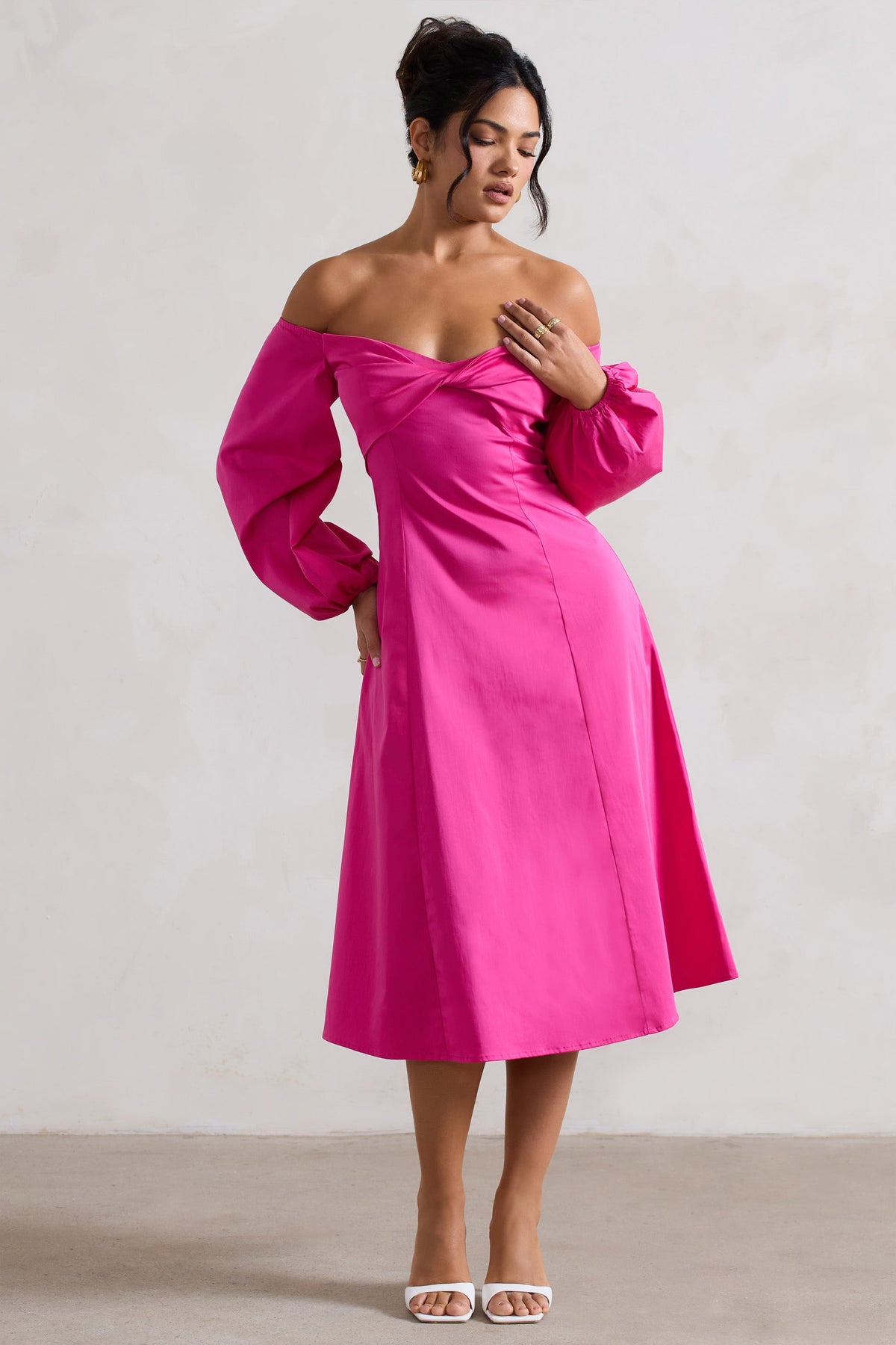 Santino | Robe mi-longue rose décolleté bardot torsadé et manches bouffantes