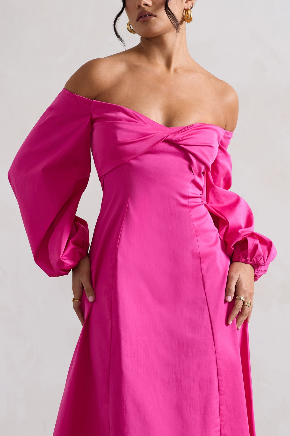 Santino | Robe mi-longue rose décolleté bardot torsadé et manches bouffantes
