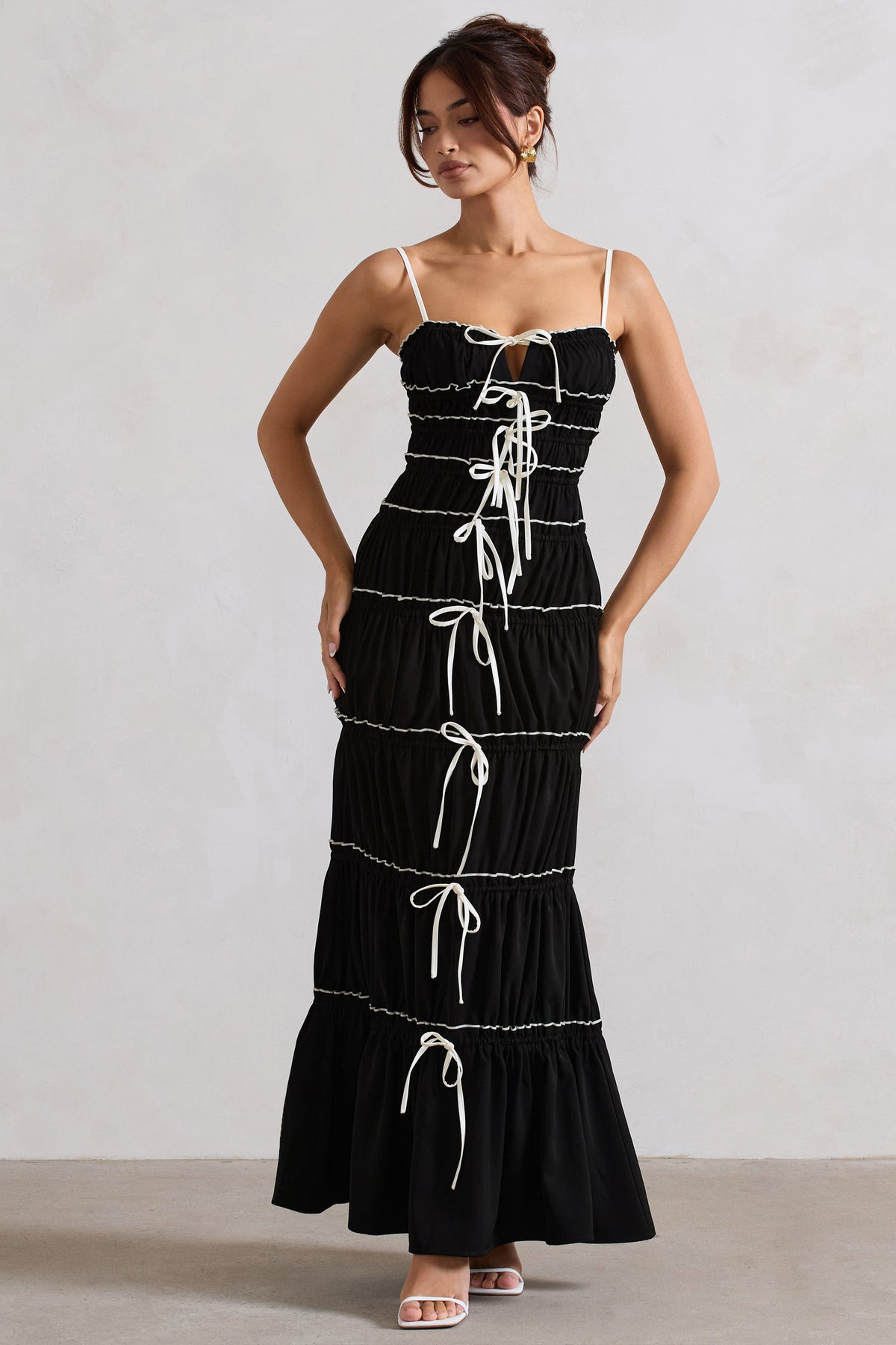 Summer Breeze | Robe longue noire à bretelles avec volants et fronces
