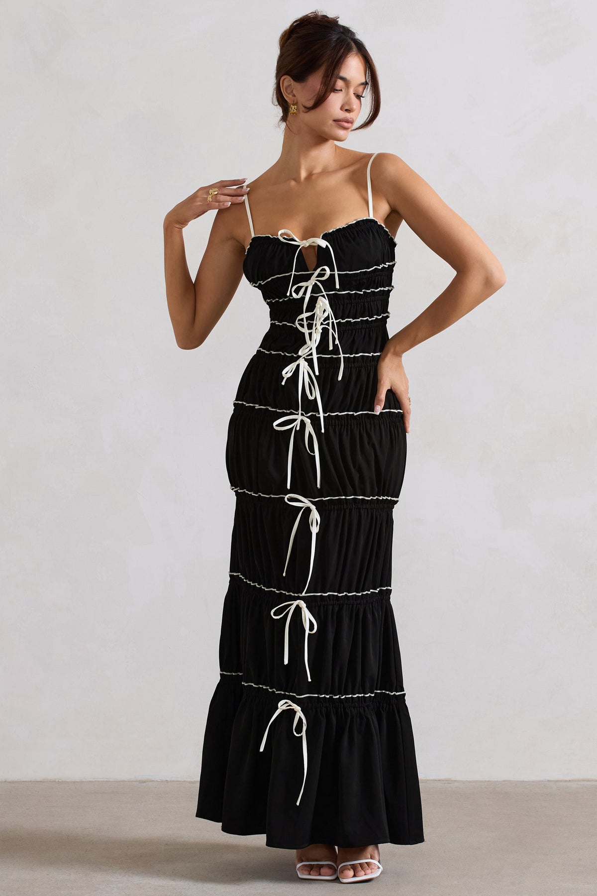 Summer Breeze | Robe longue noire à bretelles avec volants et fronces