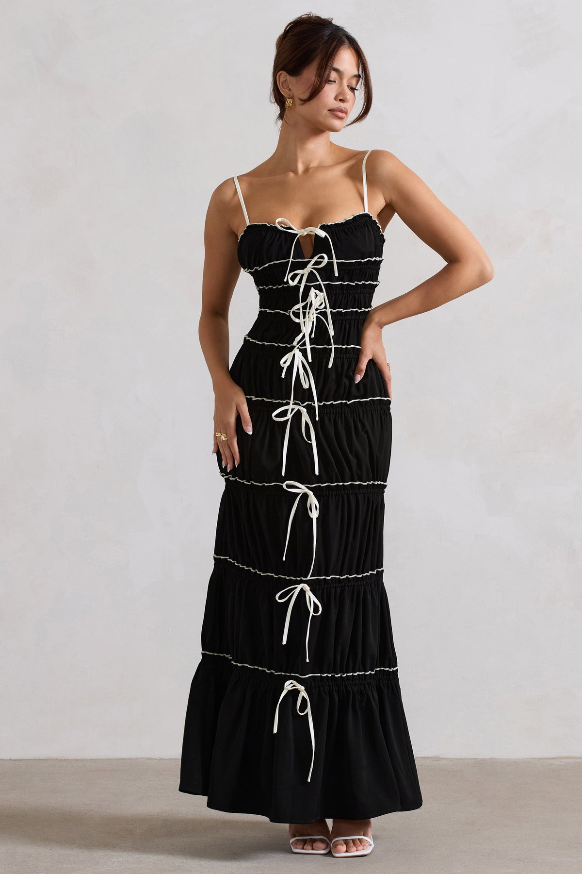 Summer Breeze | Robe longue noire à bretelles avec volants et fronces