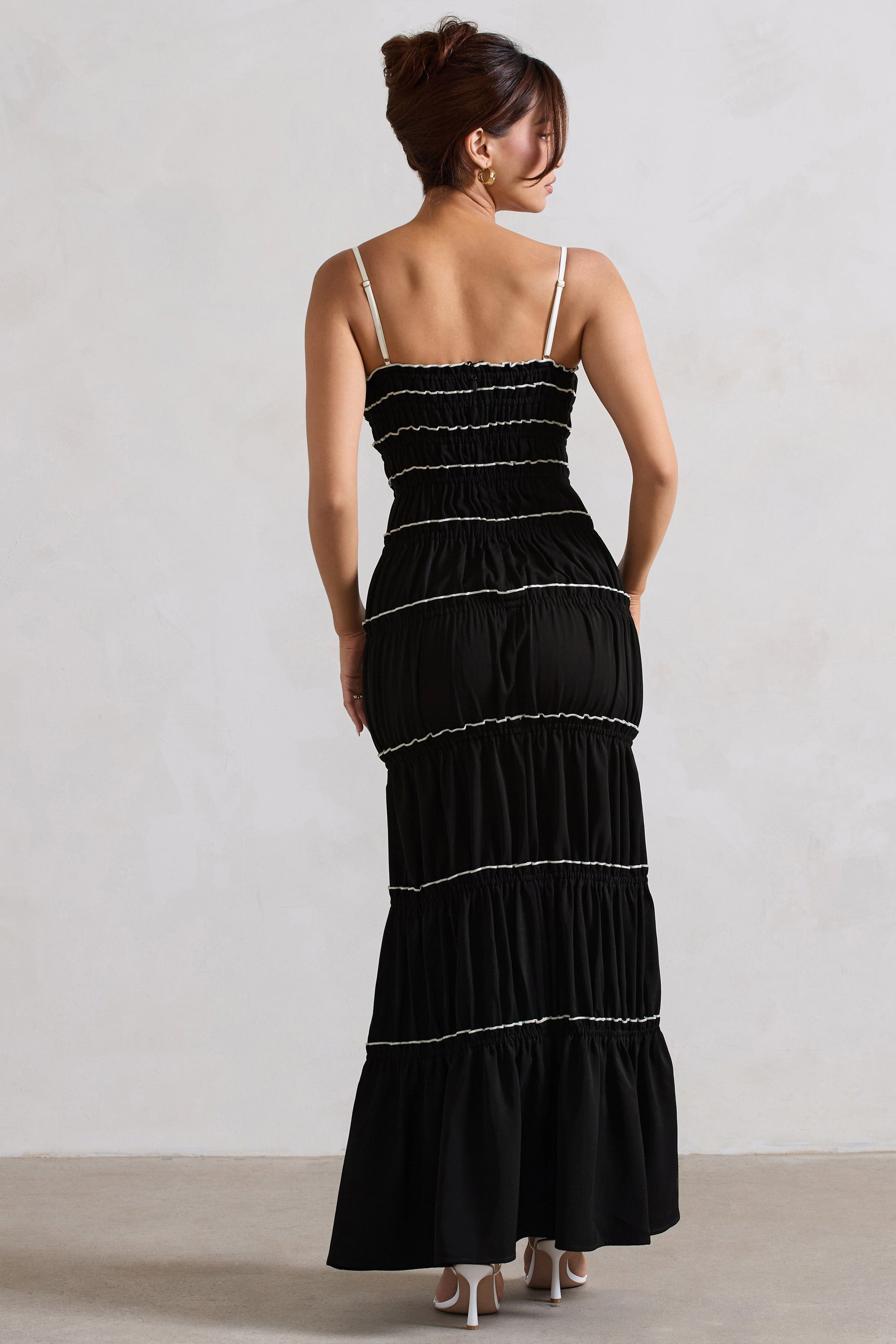 Summer Breeze | Robe longue noire à bretelles avec volants et fronces