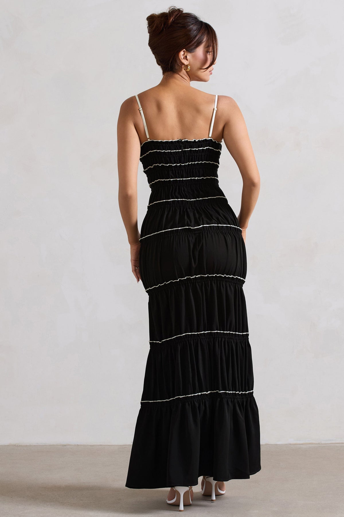 Summer Breeze | Robe longue noire à bretelles avec volants et fronces