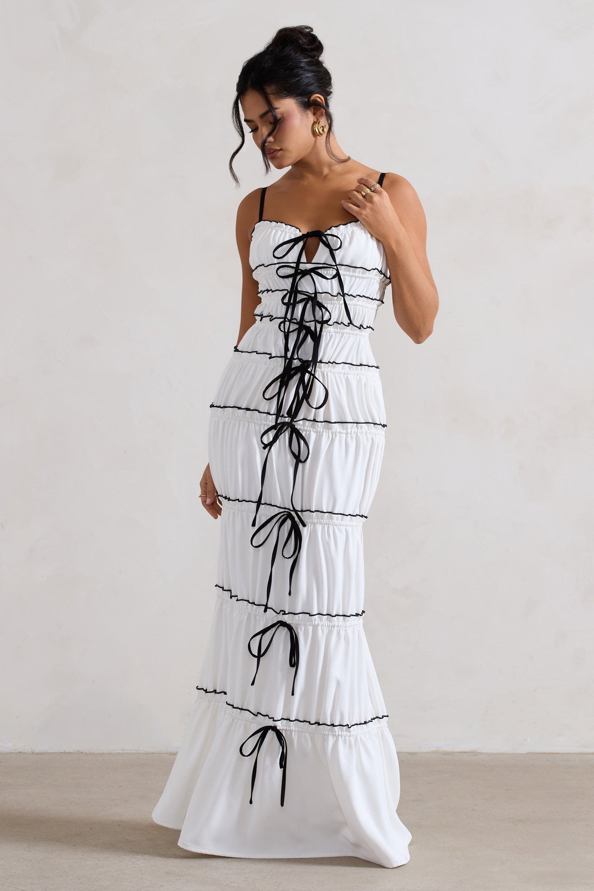 Summer Breeze | Robe longue blanche à bretelles avec volants et fronces