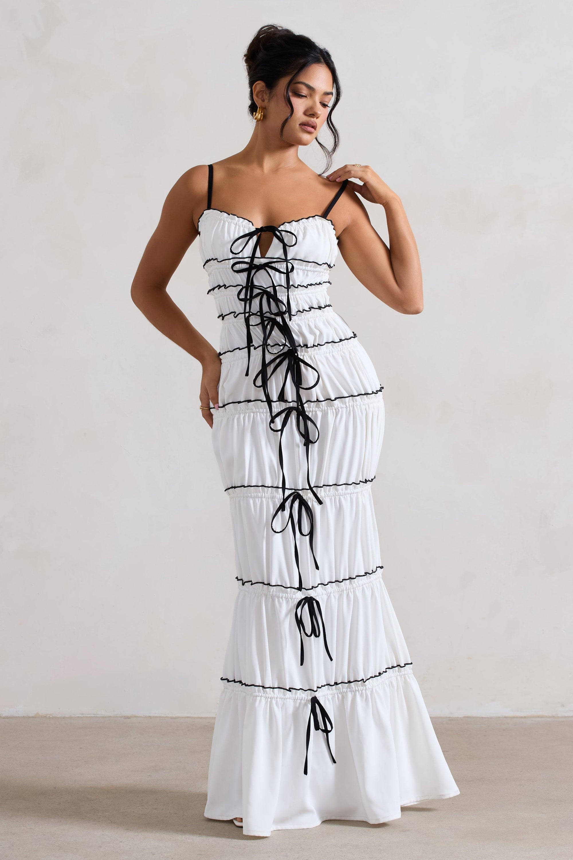 Summer Breeze | Robe longue blanche à bretelles avec volants et fronces