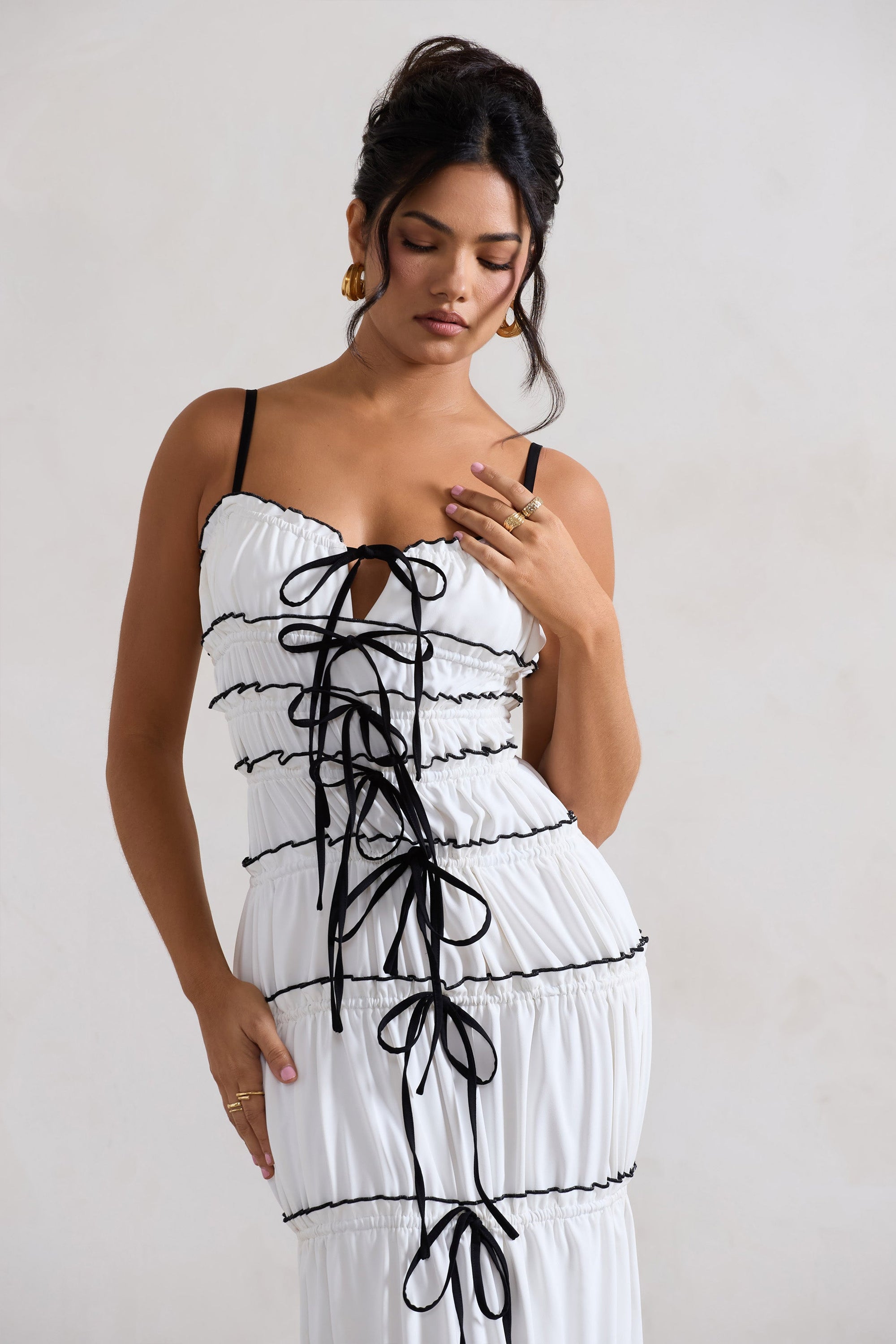 Summer Breeze | Robe longue blanche à bretelles avec volants et fronces