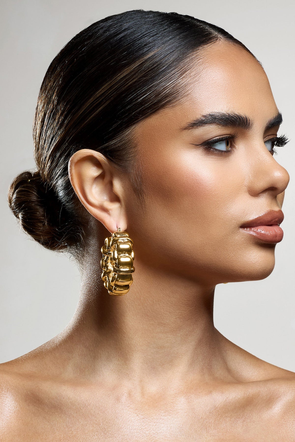 WB_HR_CL134495007-OrliGoldChunkyChainHoopEarrings4_38b2e042-2336-4e72-b35f-e030a1ea233f