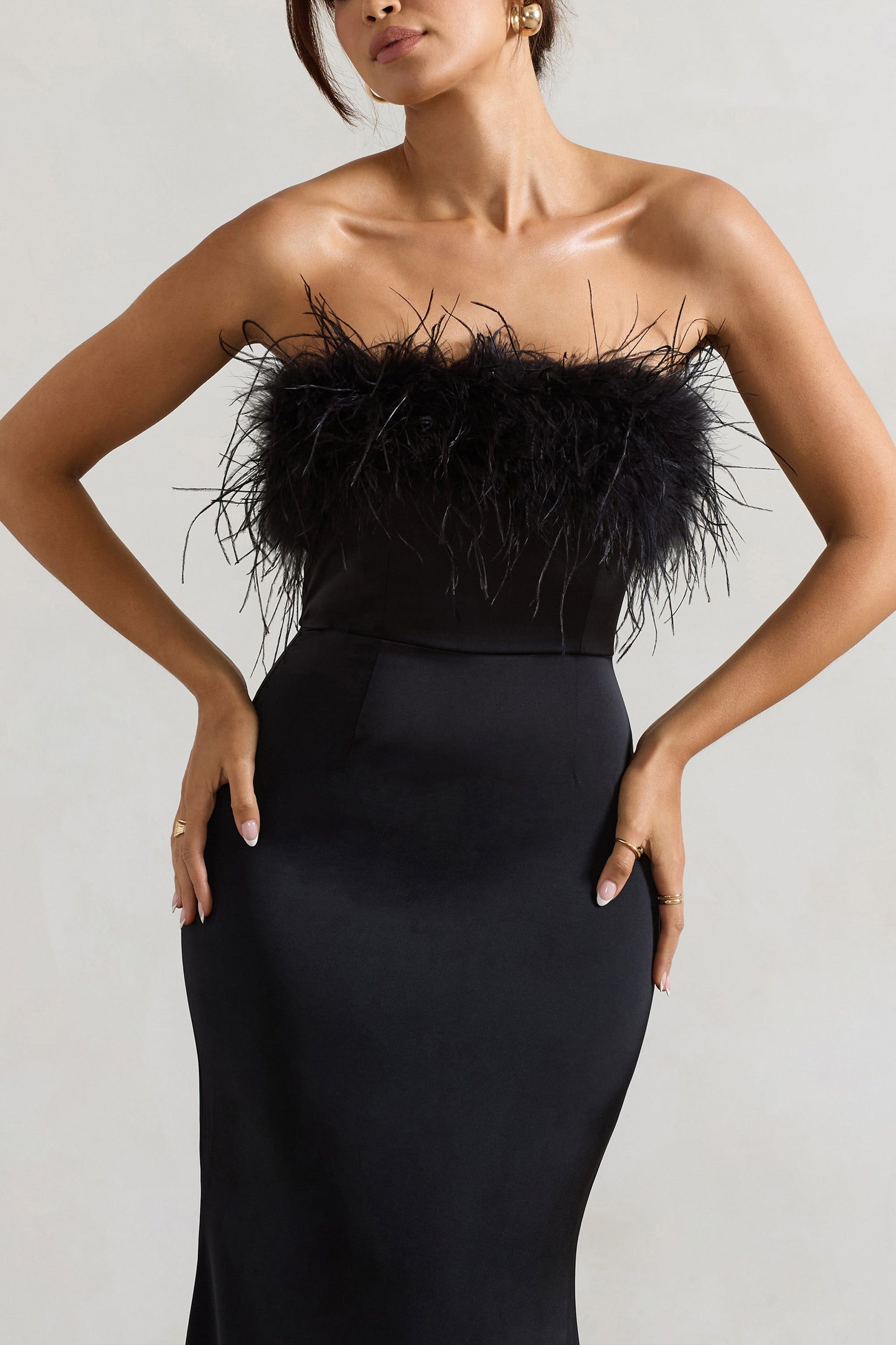 Dress For It | Robe longue en satin noir avec bordure en plumes