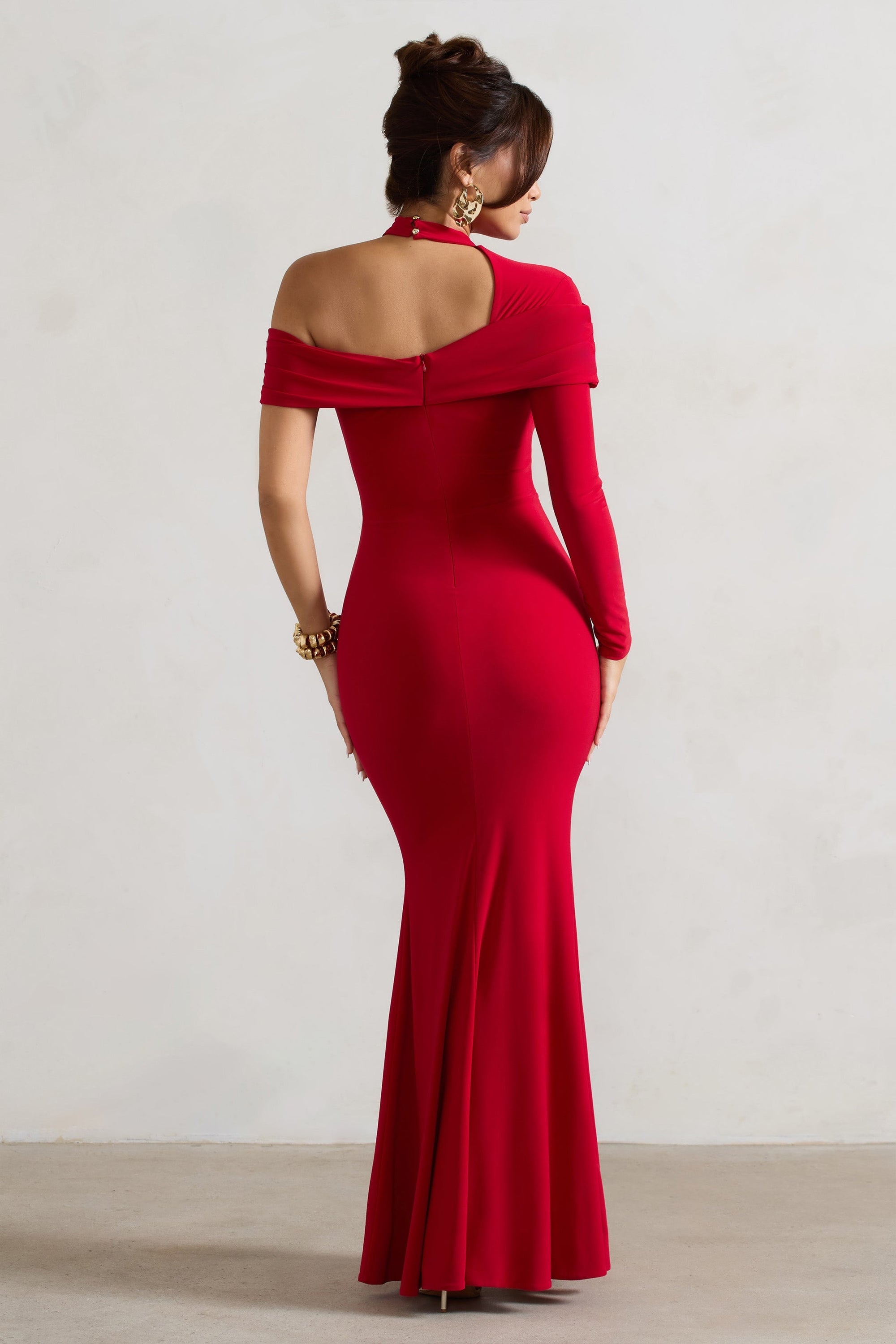 Tyla | Robe longue rouge asymétrique à encolure haute et fente sur la jambe