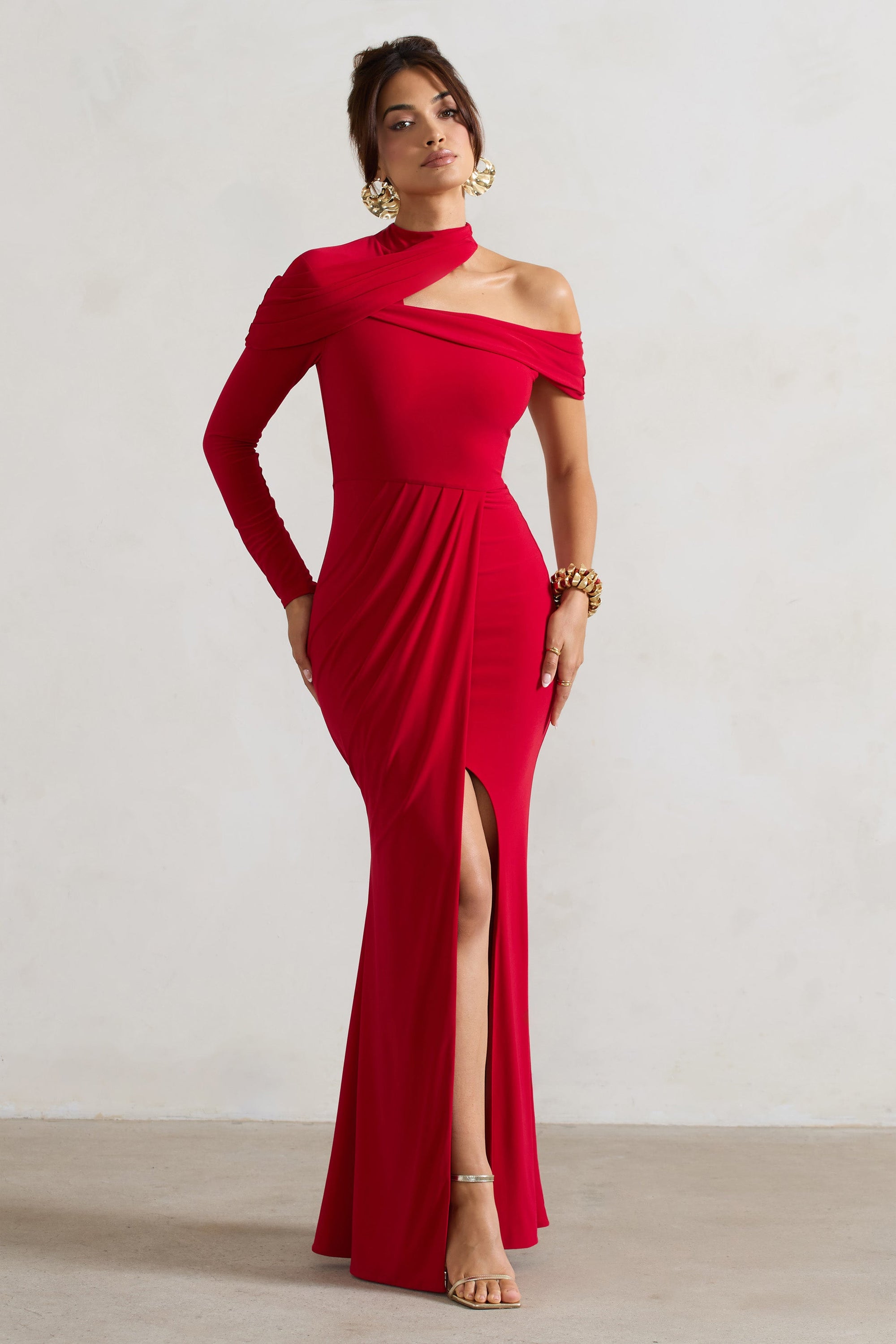 Tyla | Robe longue rouge asymétrique à encolure haute et fente sur la jambe