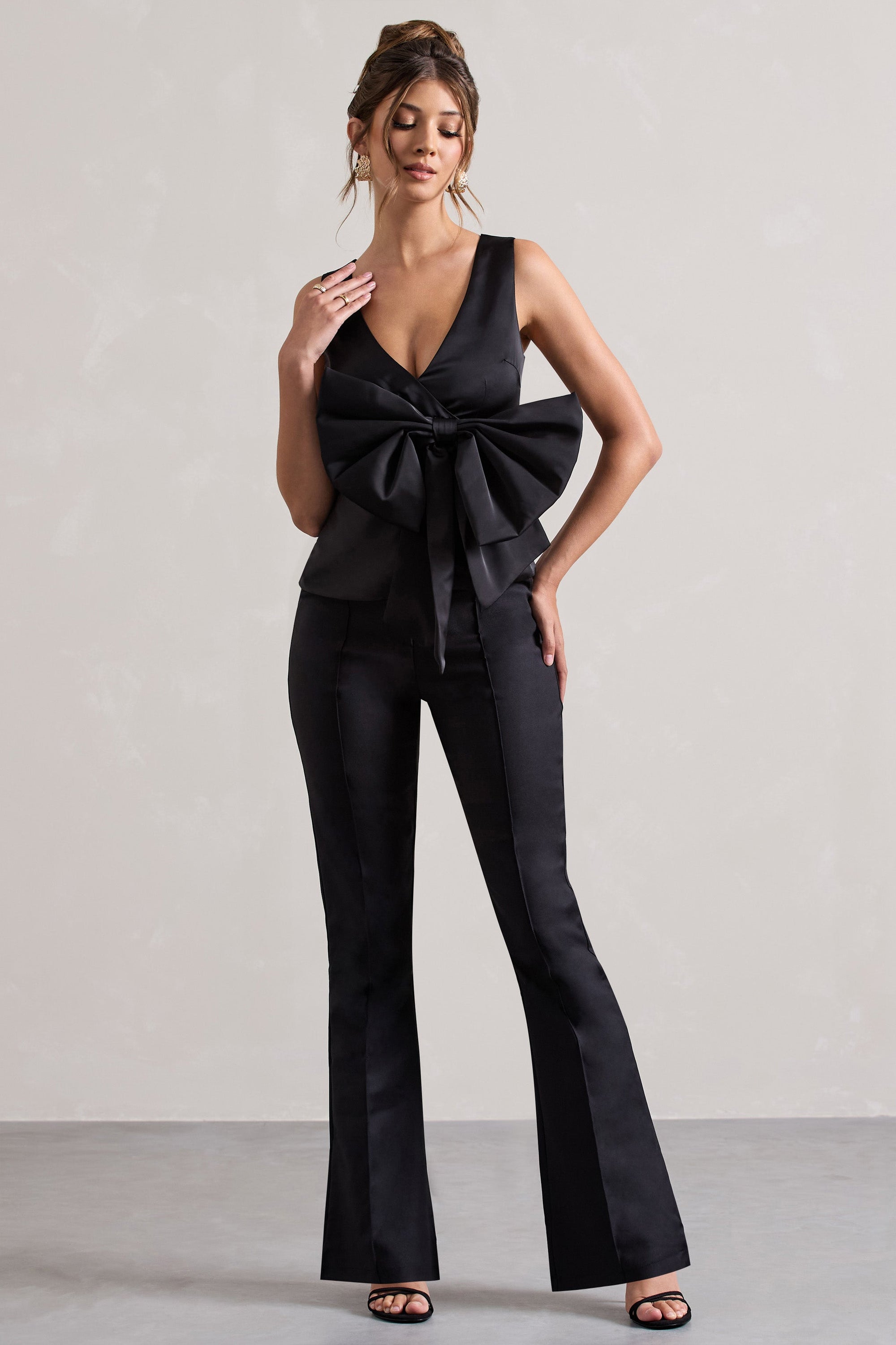 Adoration | Haut en satin noir décolleté plongeant et noeud