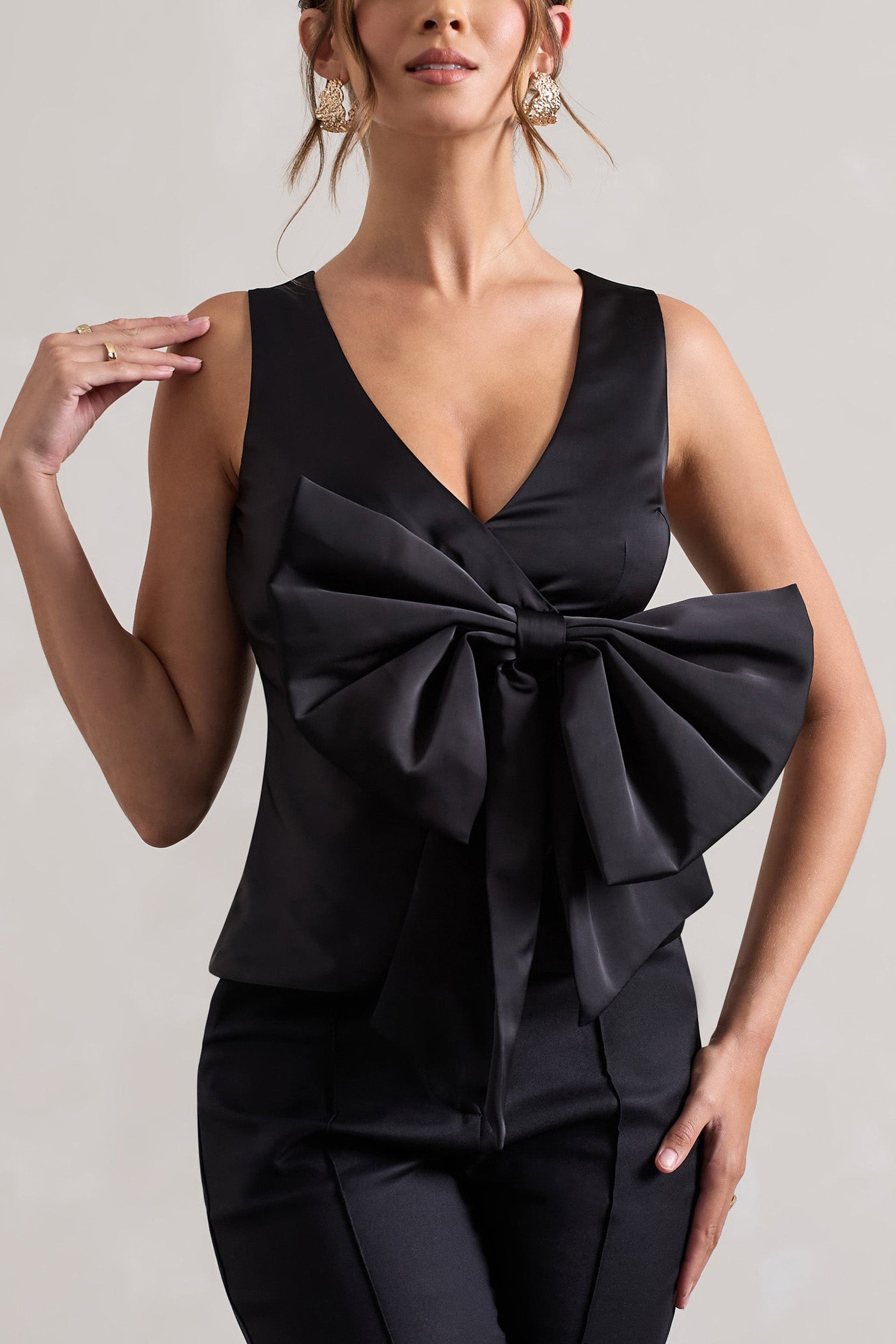 Adoration | Haut en satin noir décolleté plongeant et noeud