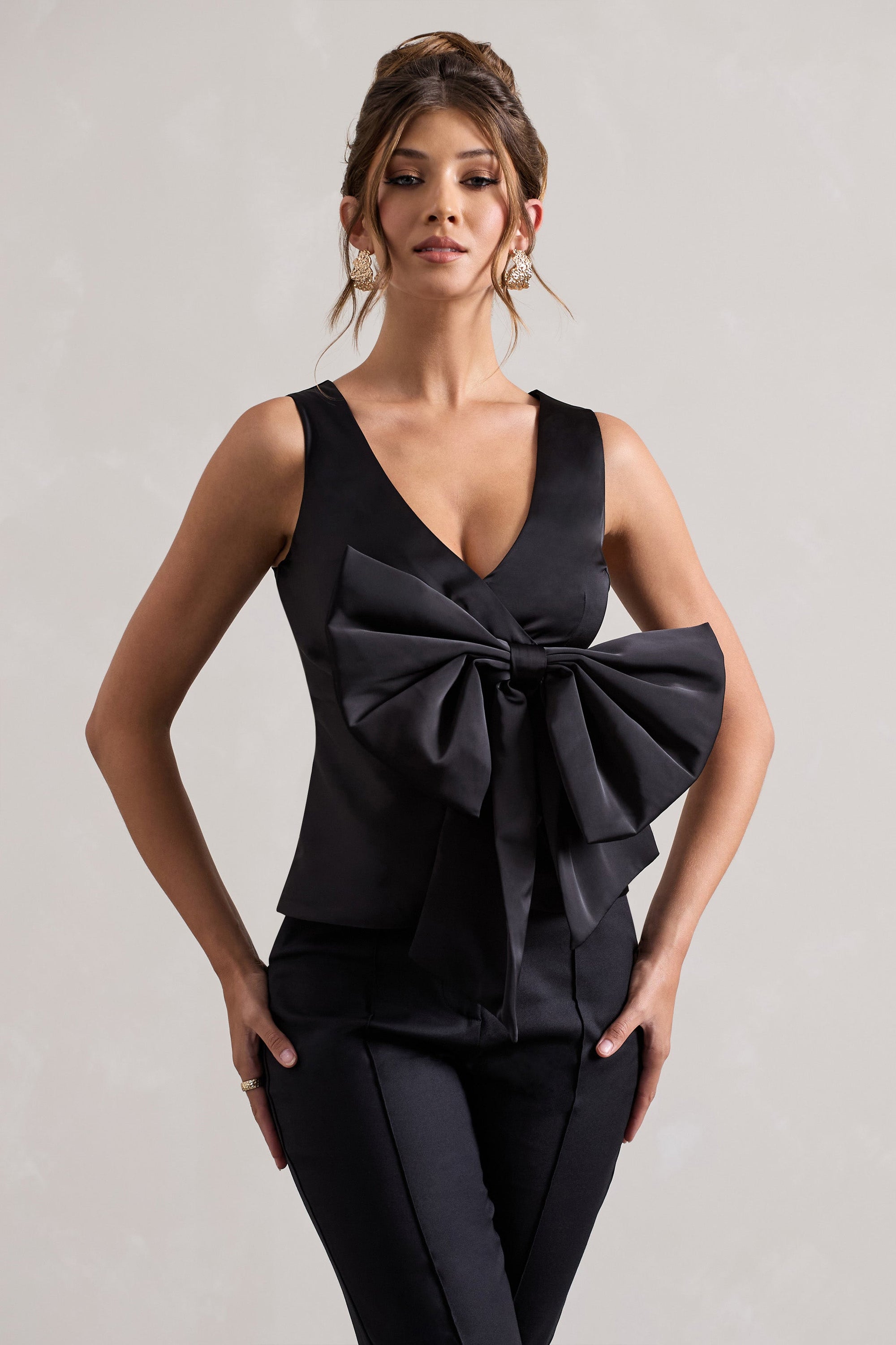 Adoration | Haut en satin noir décolleté plongeant et noeud
