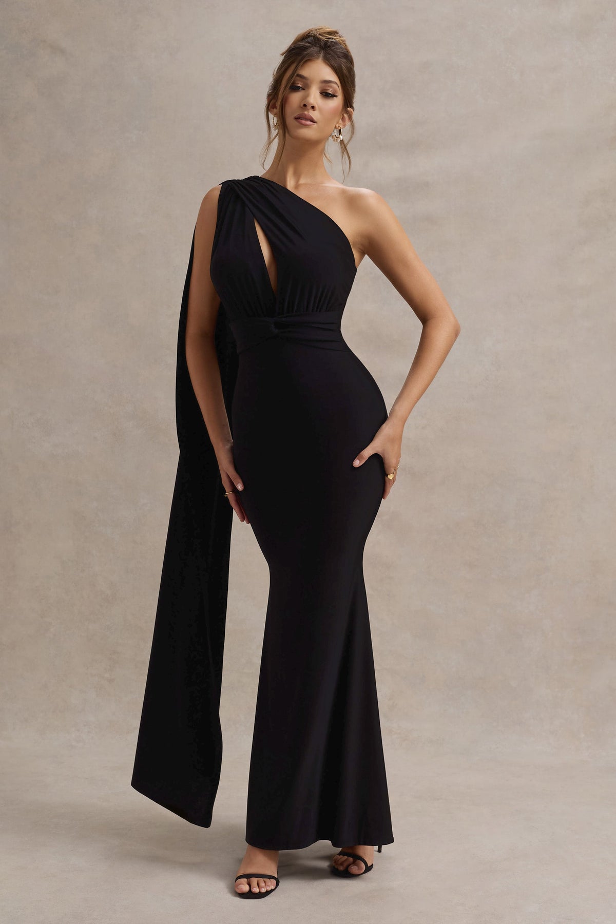 Elaina | Robe longue noire asymétrique avec nœud et ceinture