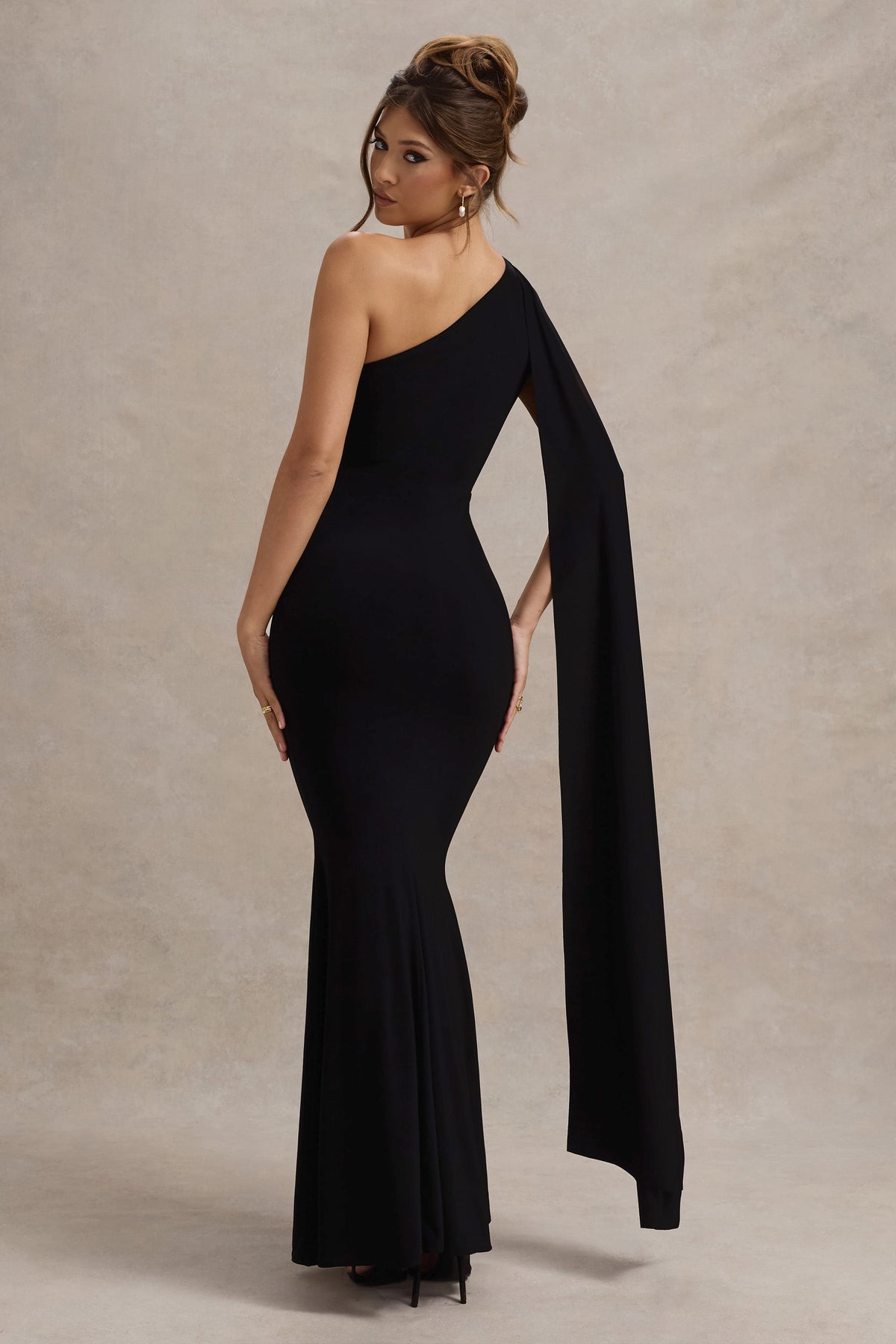 Elaina | Robe longue noire asymétrique avec nœud et ceinture