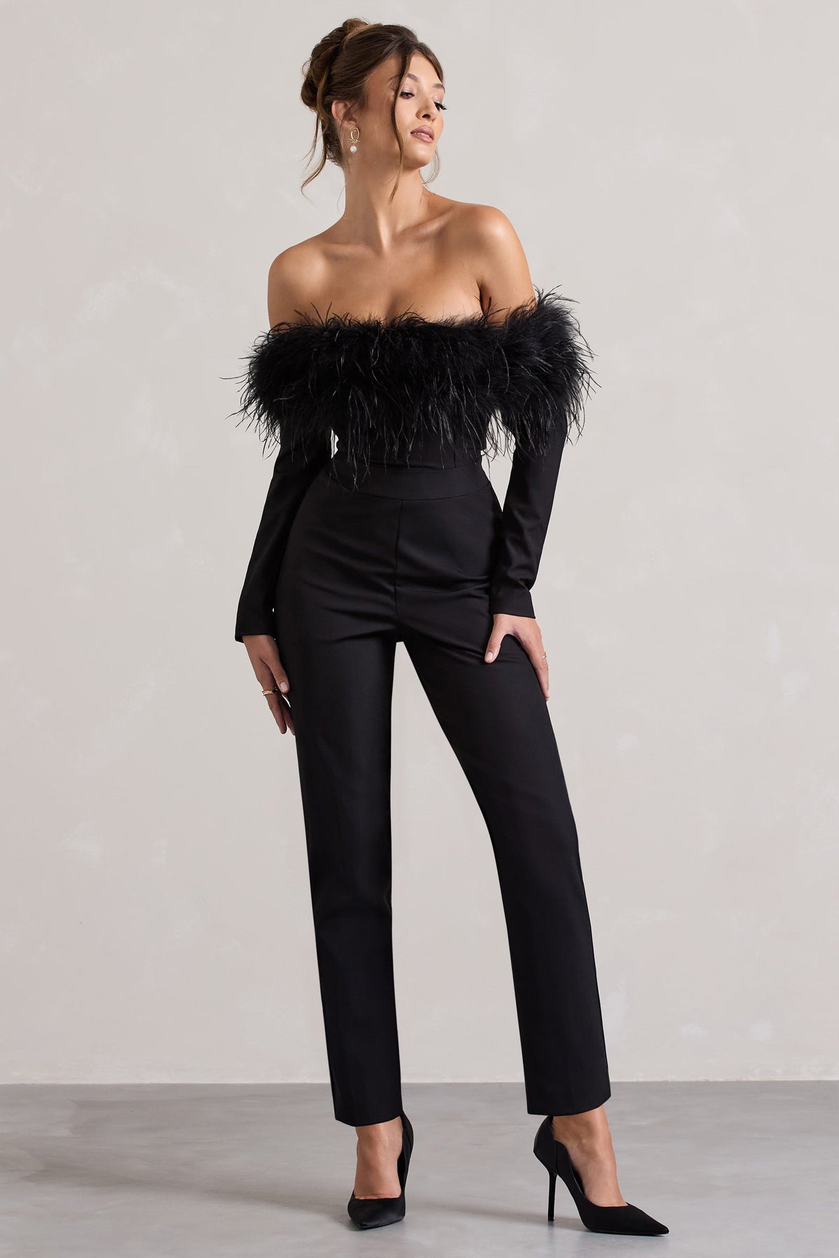 Ales | Combinaison noire ajustée à encolure bardot jambes droites et plumes