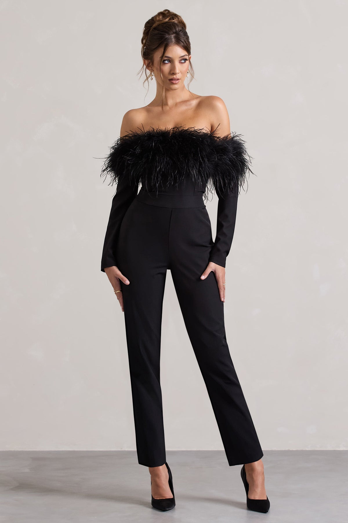Ales | Combinaison noire ajustée à encolure bardot jambes droites et plumes