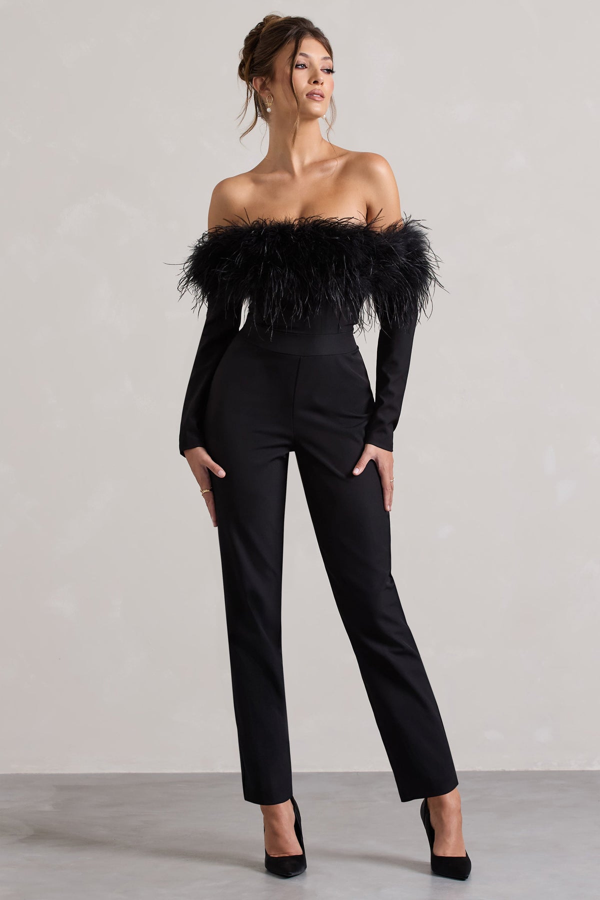 Ales | Combinaison noire ajustée à encolure bardot jambes droites et plumes