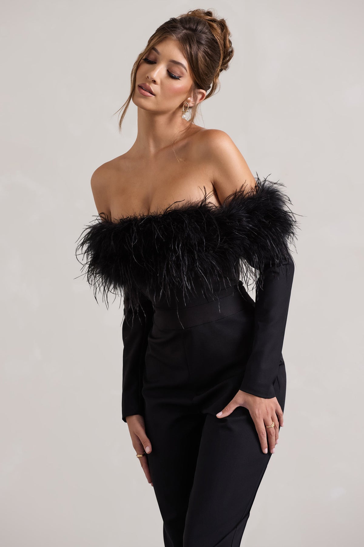 Ales | Combinaison noire ajustée à encolure bardot jambes droites et plumes