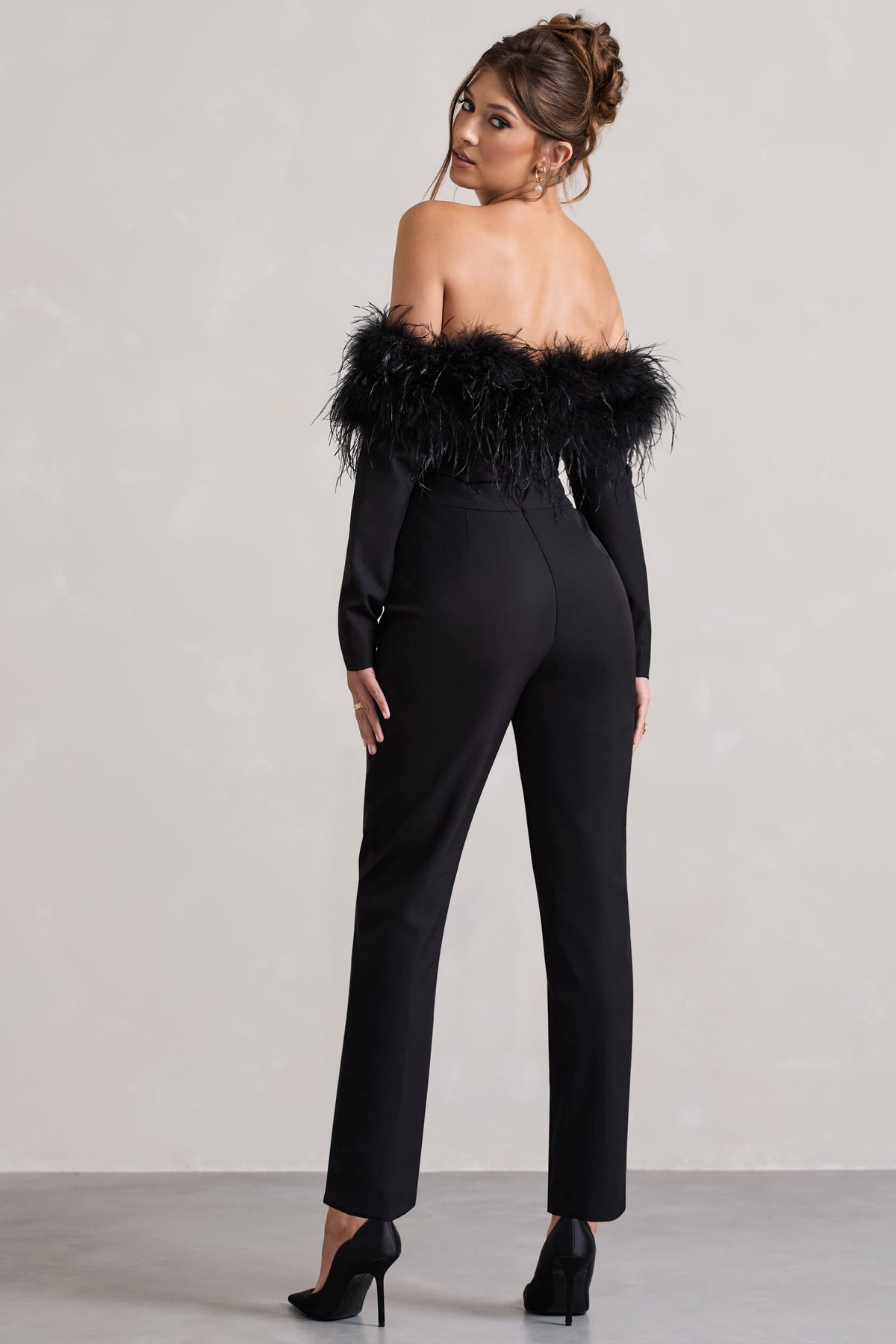 Ales | Combinaison noire ajustée à encolure bardot jambes droites et plumes