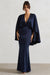 Yasie | Robe longue bleu marine en satin avec décolleté plongeant et manches cape