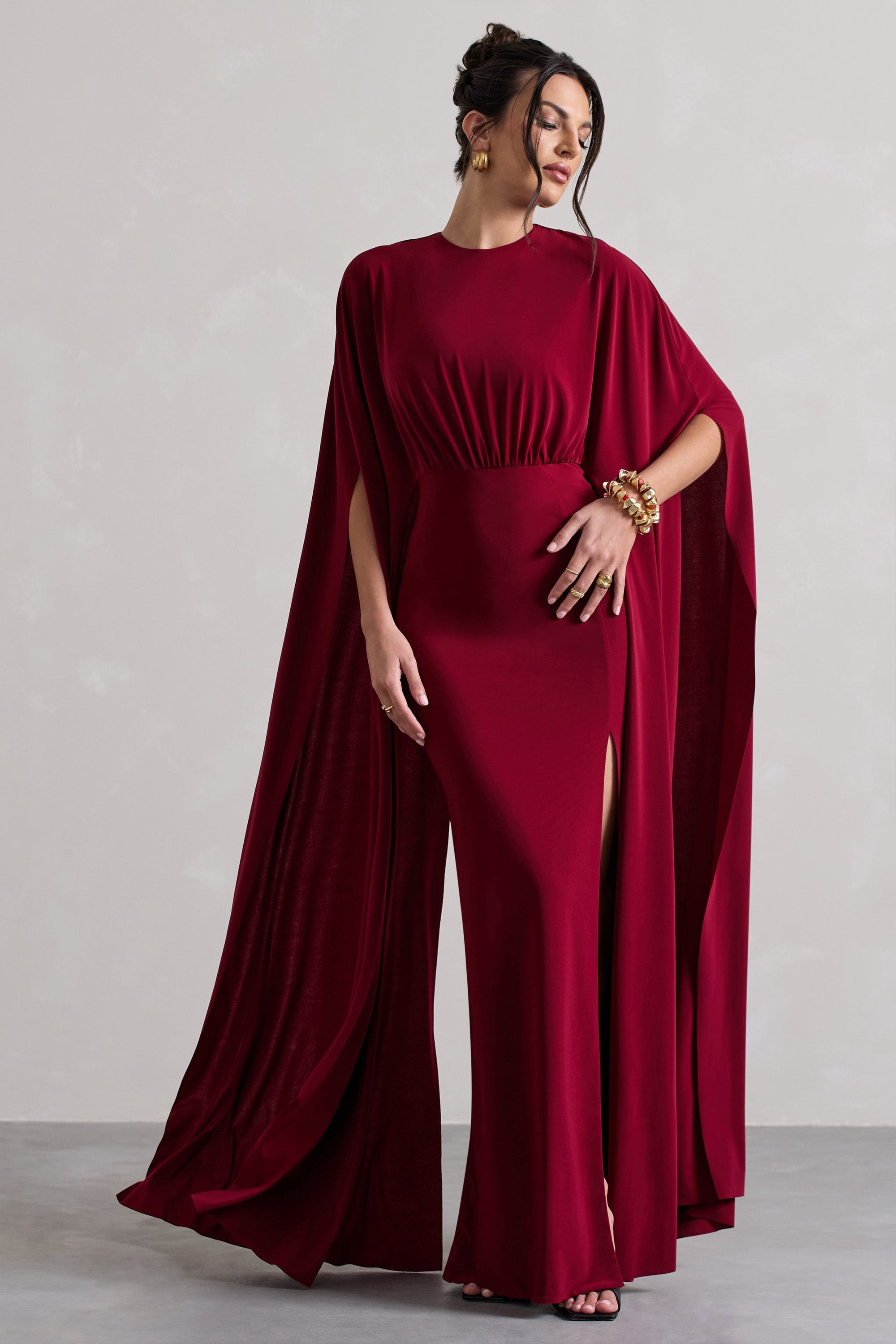 Ilaria | Robe longue rouge cerise à manches cape avec fente