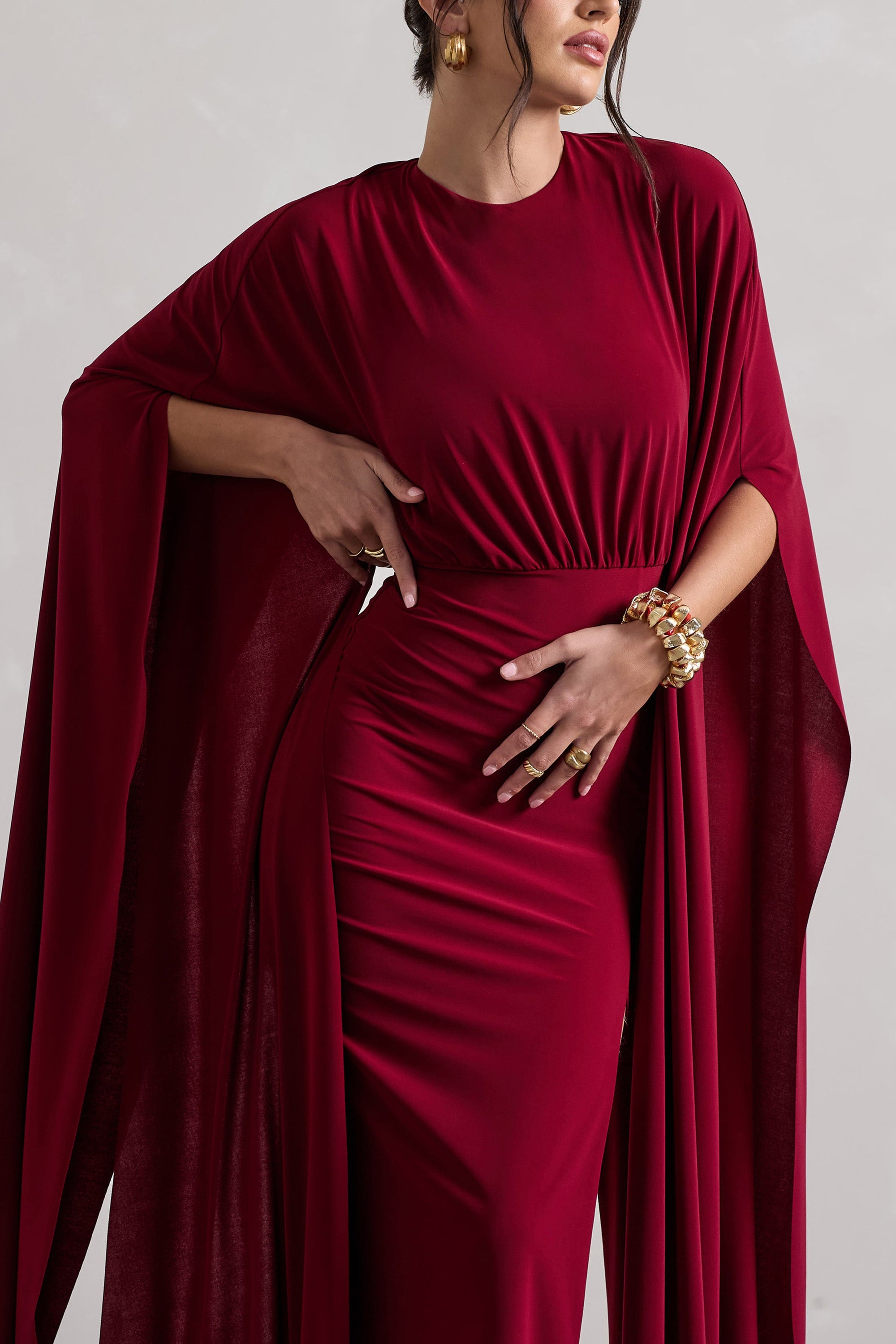 Ilaria | Robe longue rouge cerise à manches cape avec fente
