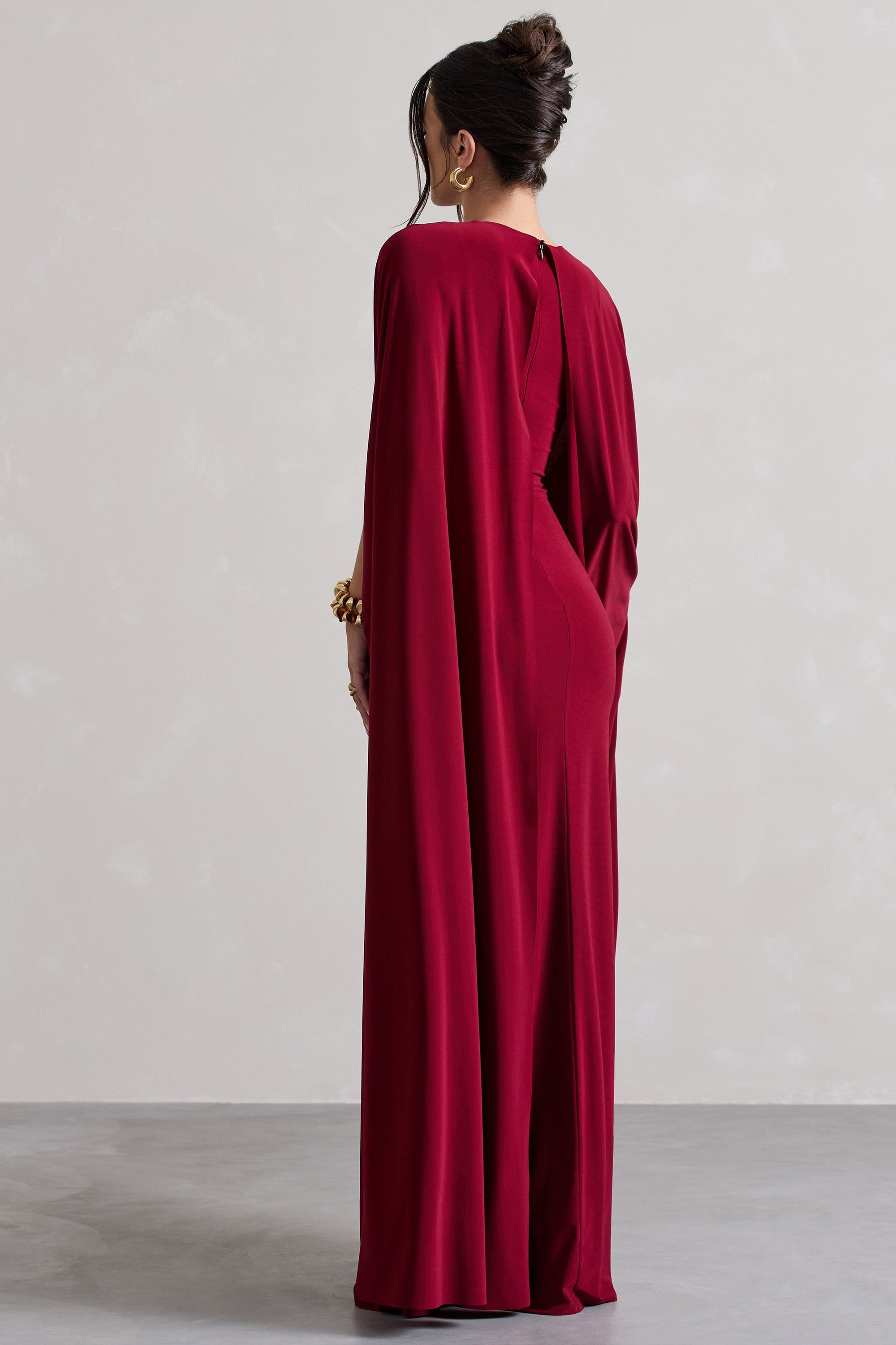 Ilaria | Robe longue rouge cerise à manches cape avec fente