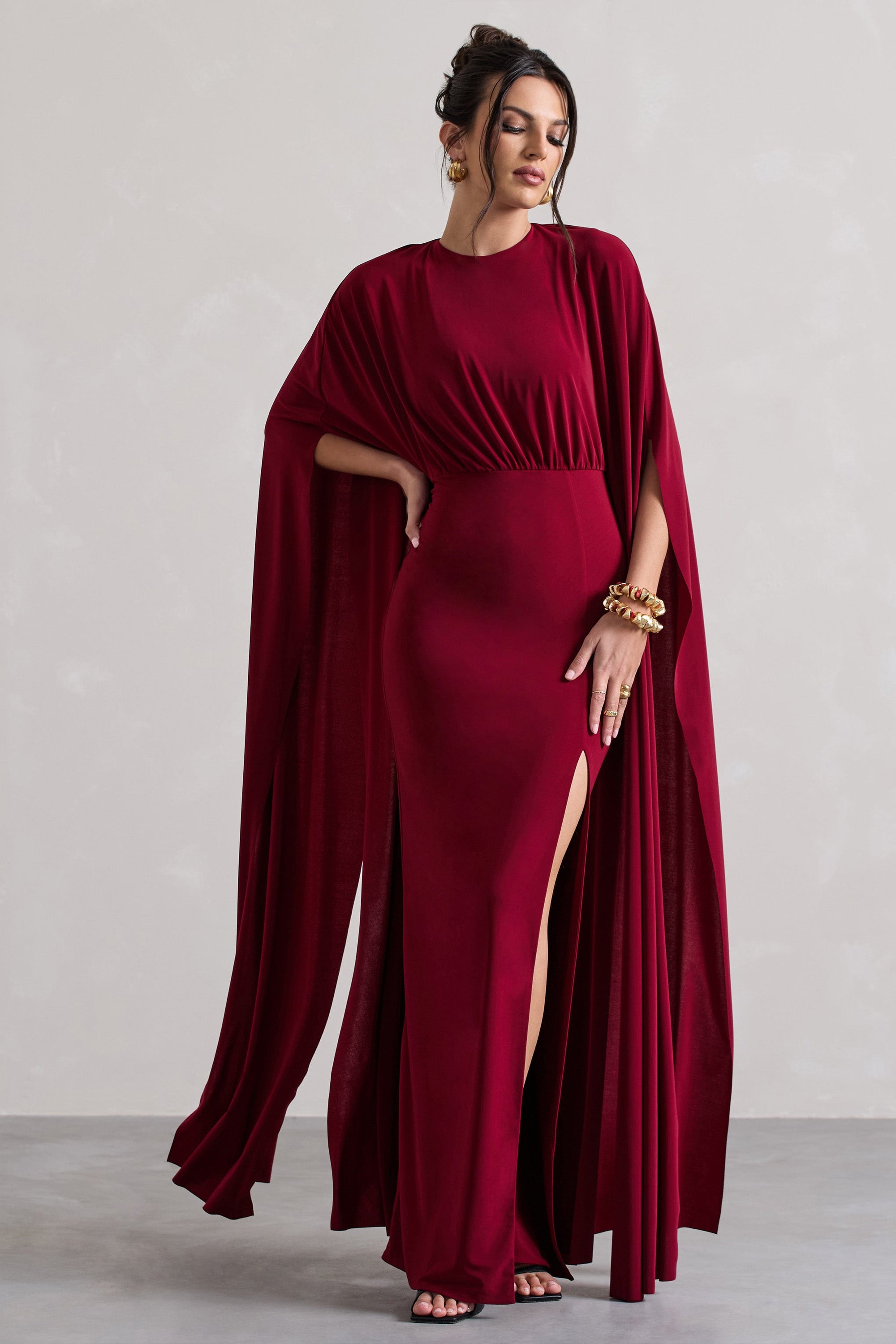Ilaria | Robe longue rouge cerise à manches cape avec fente